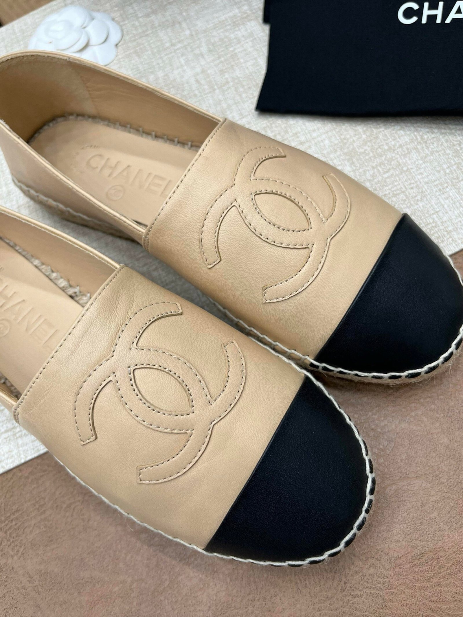 Chanel Loafers in Beige Black - Afbeelding 5