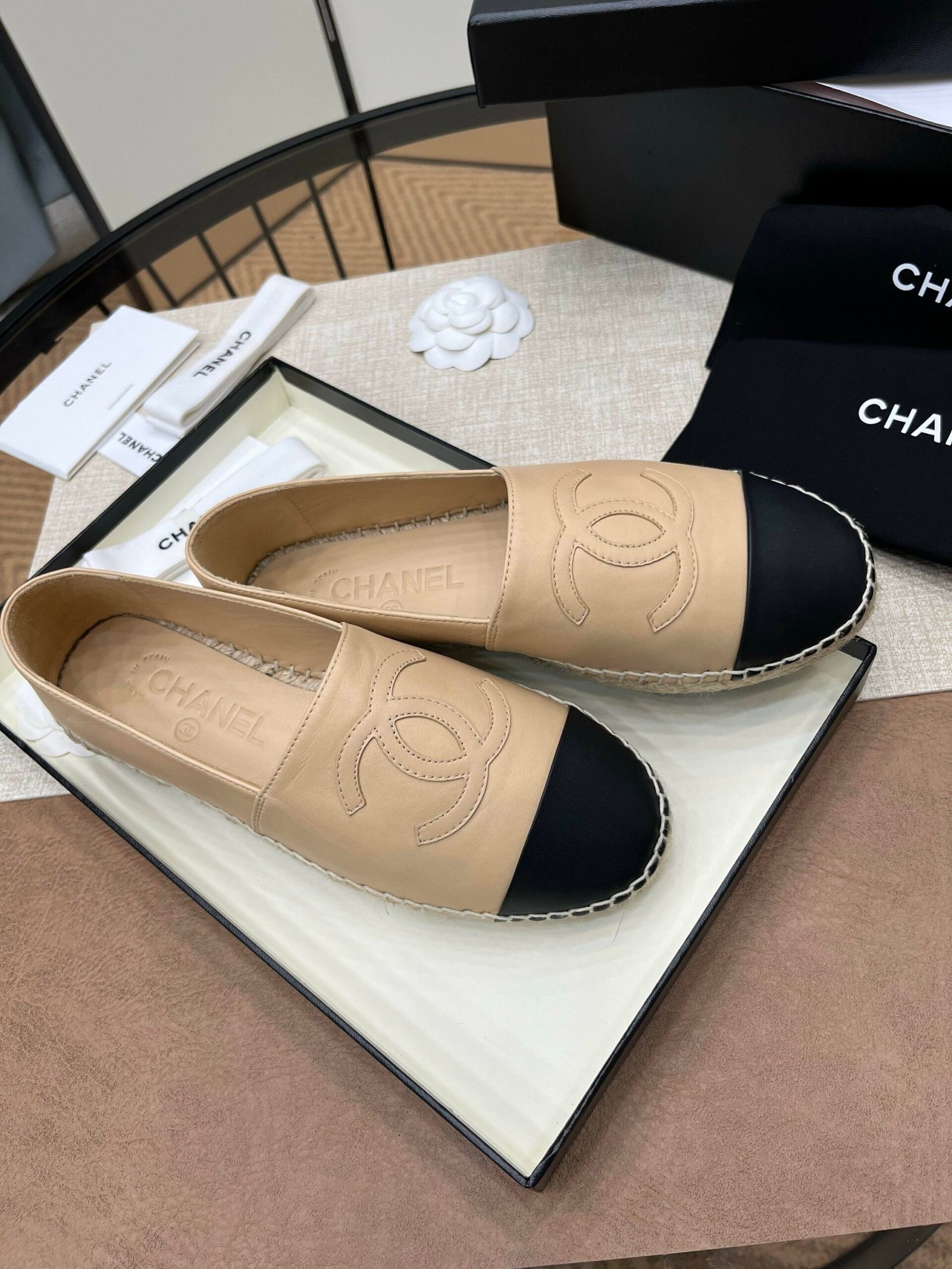 Chanel Loafers in Beige Black - Afbeelding 4