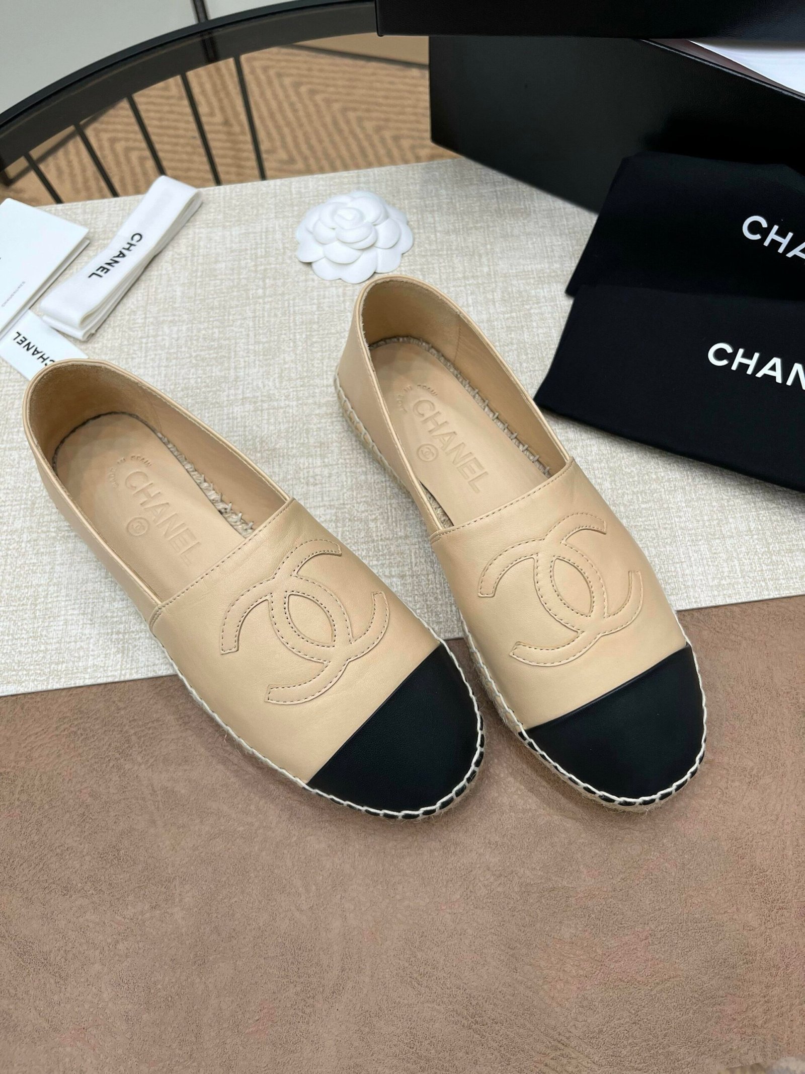 Chanel Loafers in Beige Black - Afbeelding 3