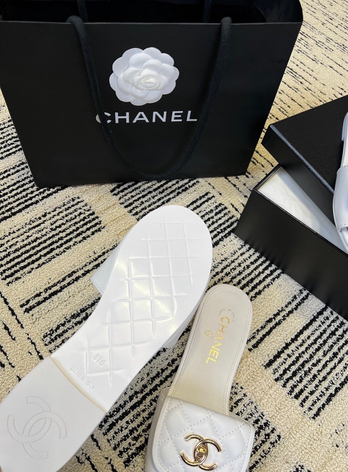 Chanel Slide Sandals in White Gold - Afbeelding 2