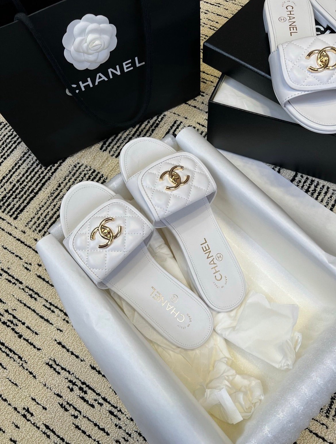 Chanel Slide Sandals in White Gold - Afbeelding 3