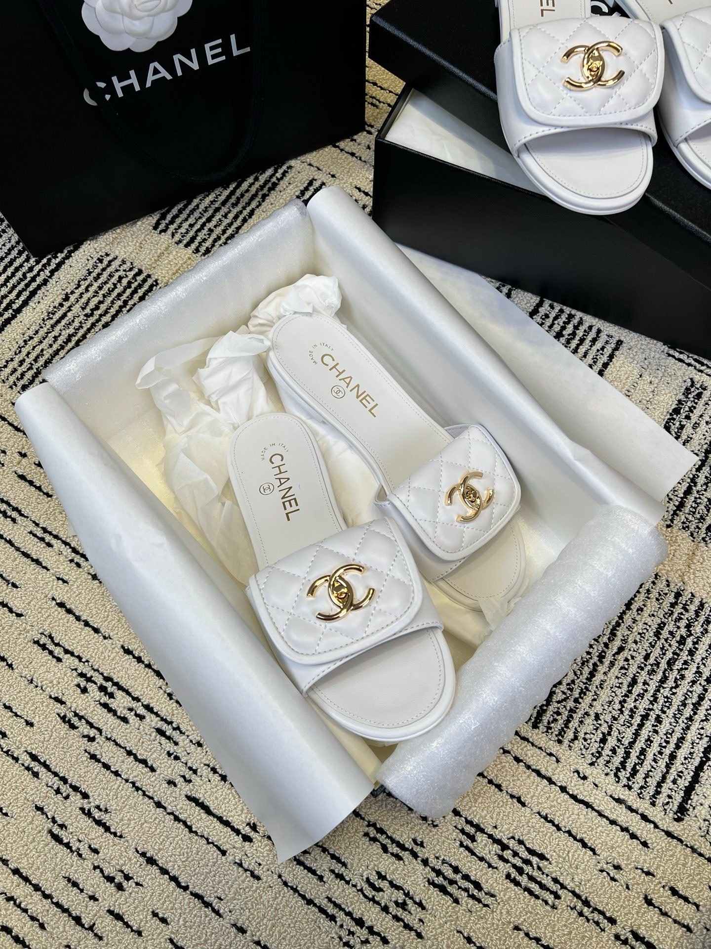 Chanel Slide Sandals in White Gold - Afbeelding 4