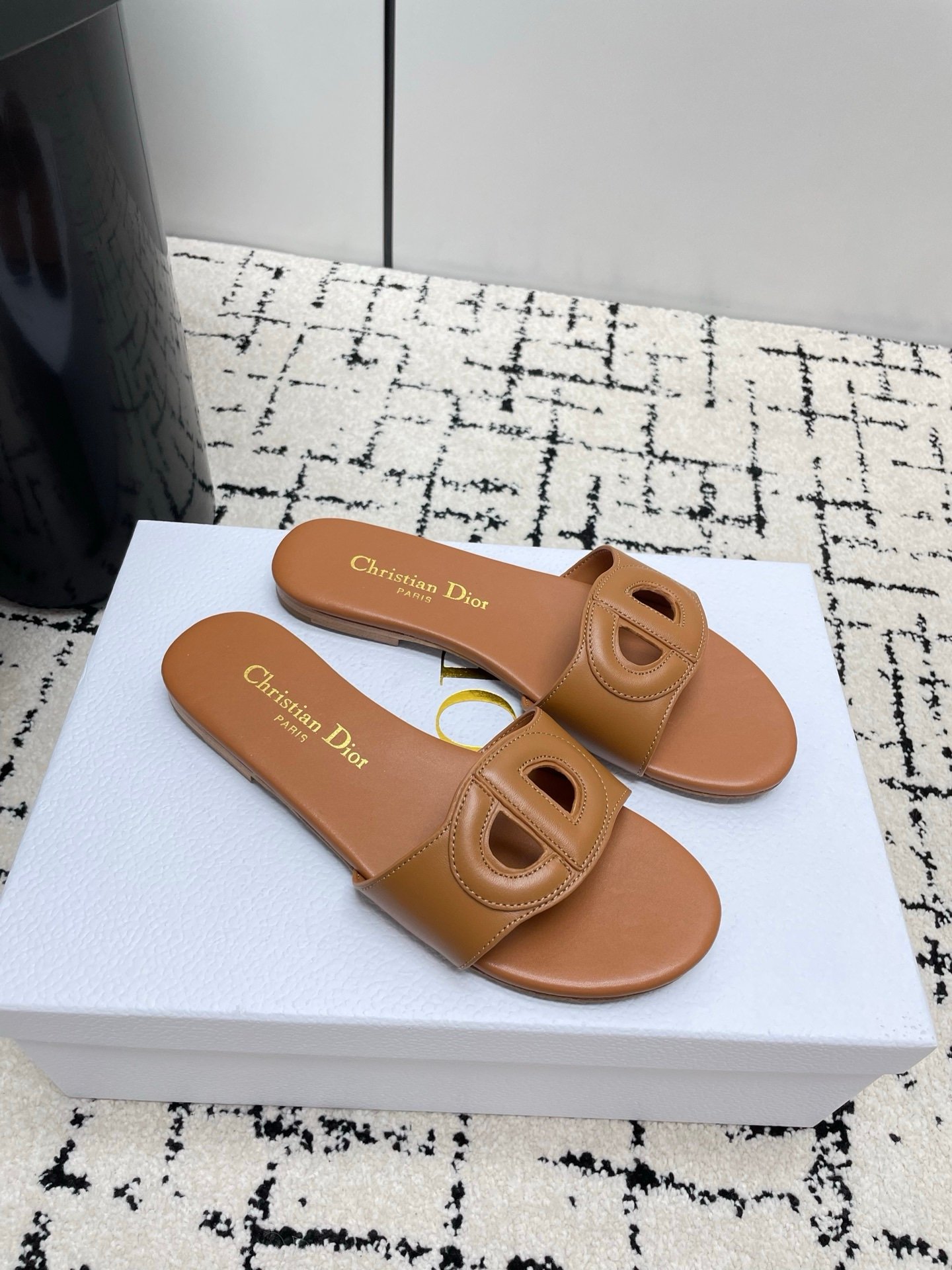 Dior Flat Slide Sandals in Brown - Afbeelding 2