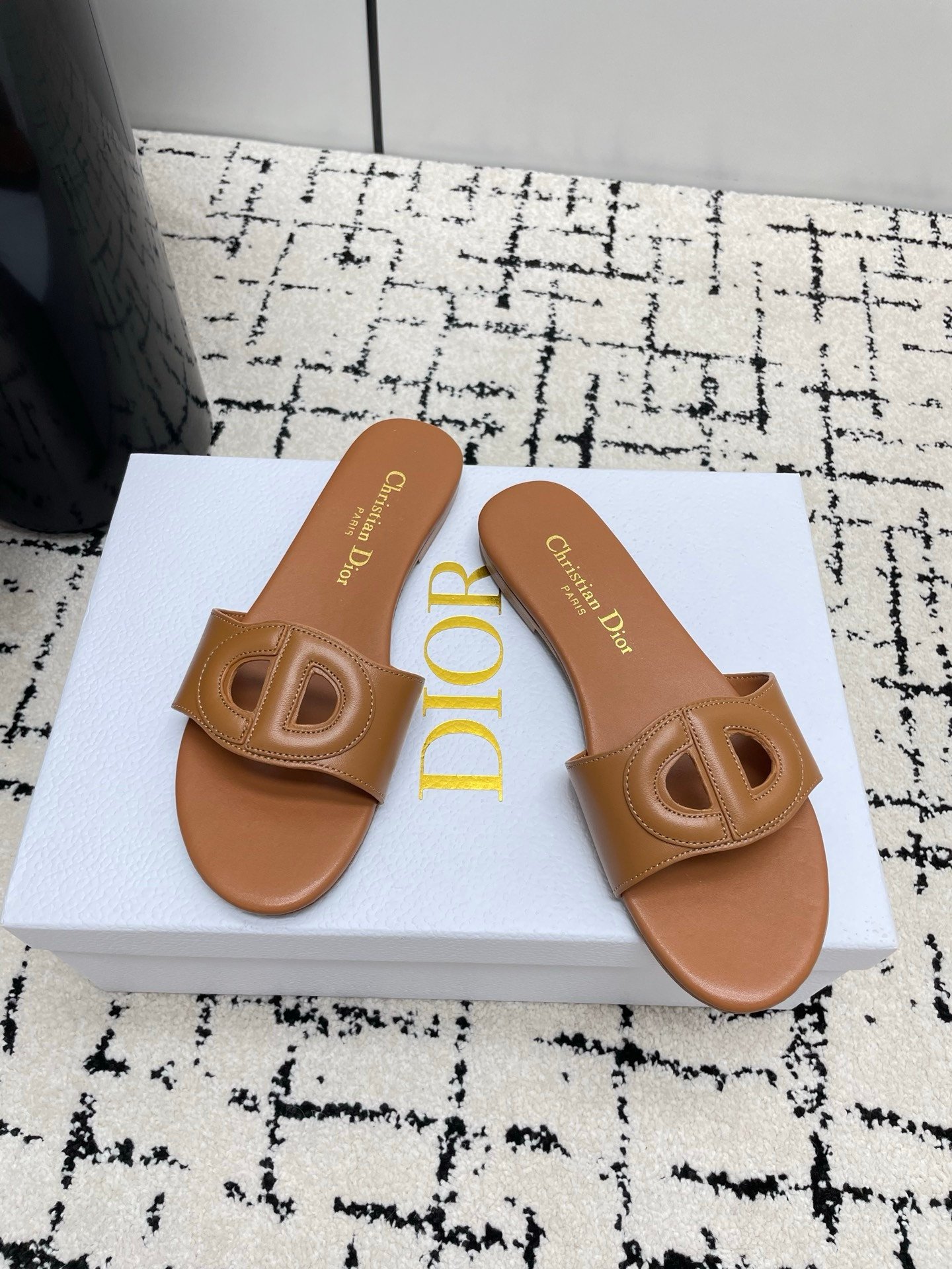 Dior Flat Slide Sandals in Brown - Afbeelding 4