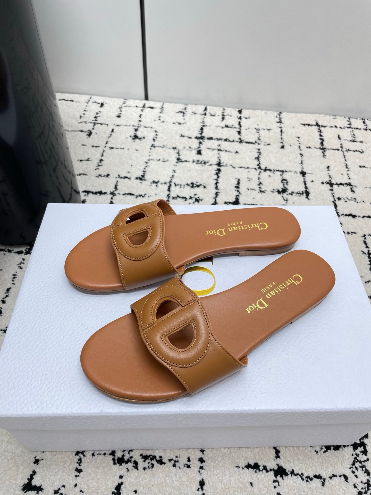 Dior Flat Slide Sandals in Brown - Afbeelding 5
