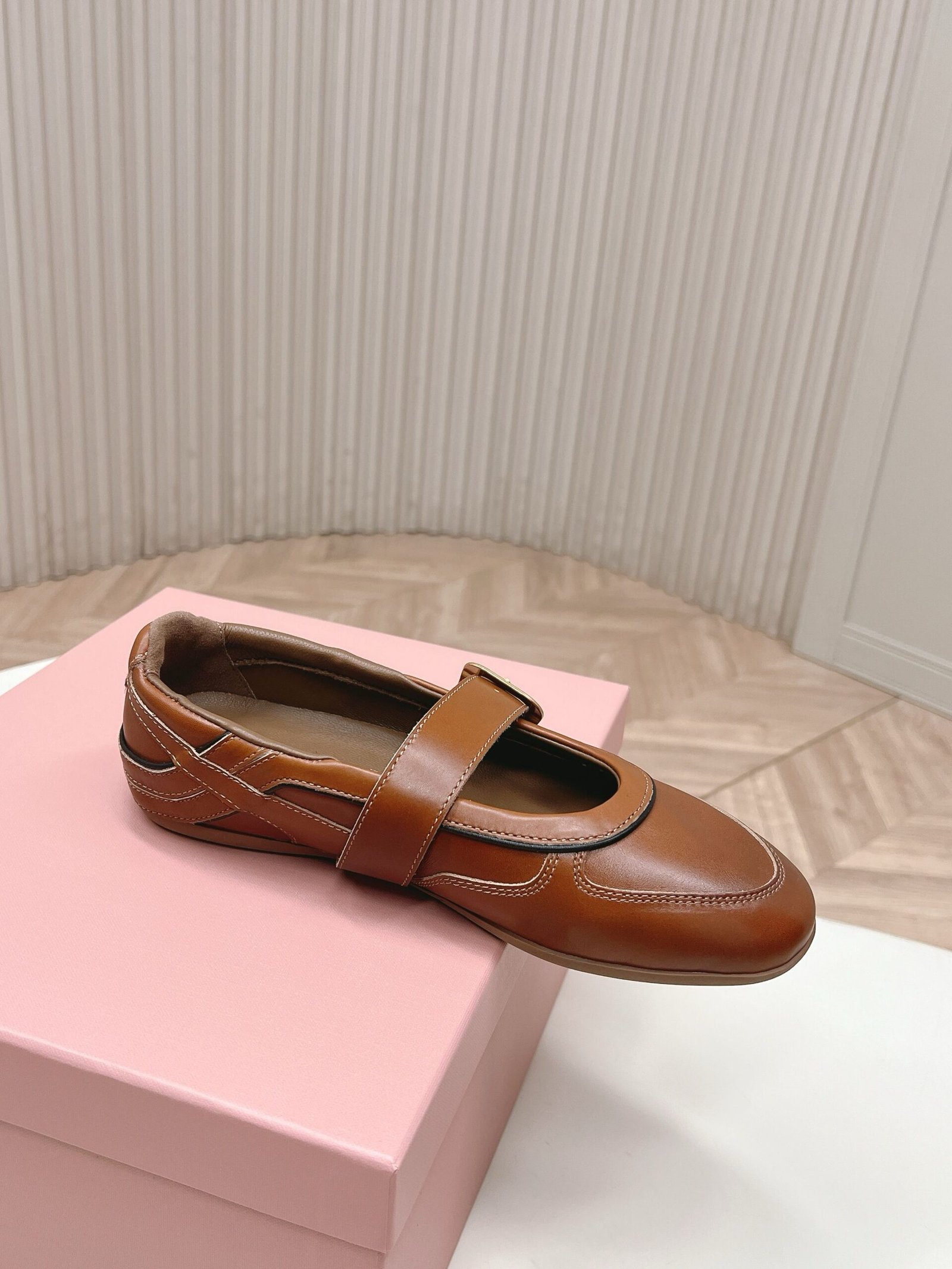Miu Miu Gymnasium Ballerinas in Brown - Afbeelding 4