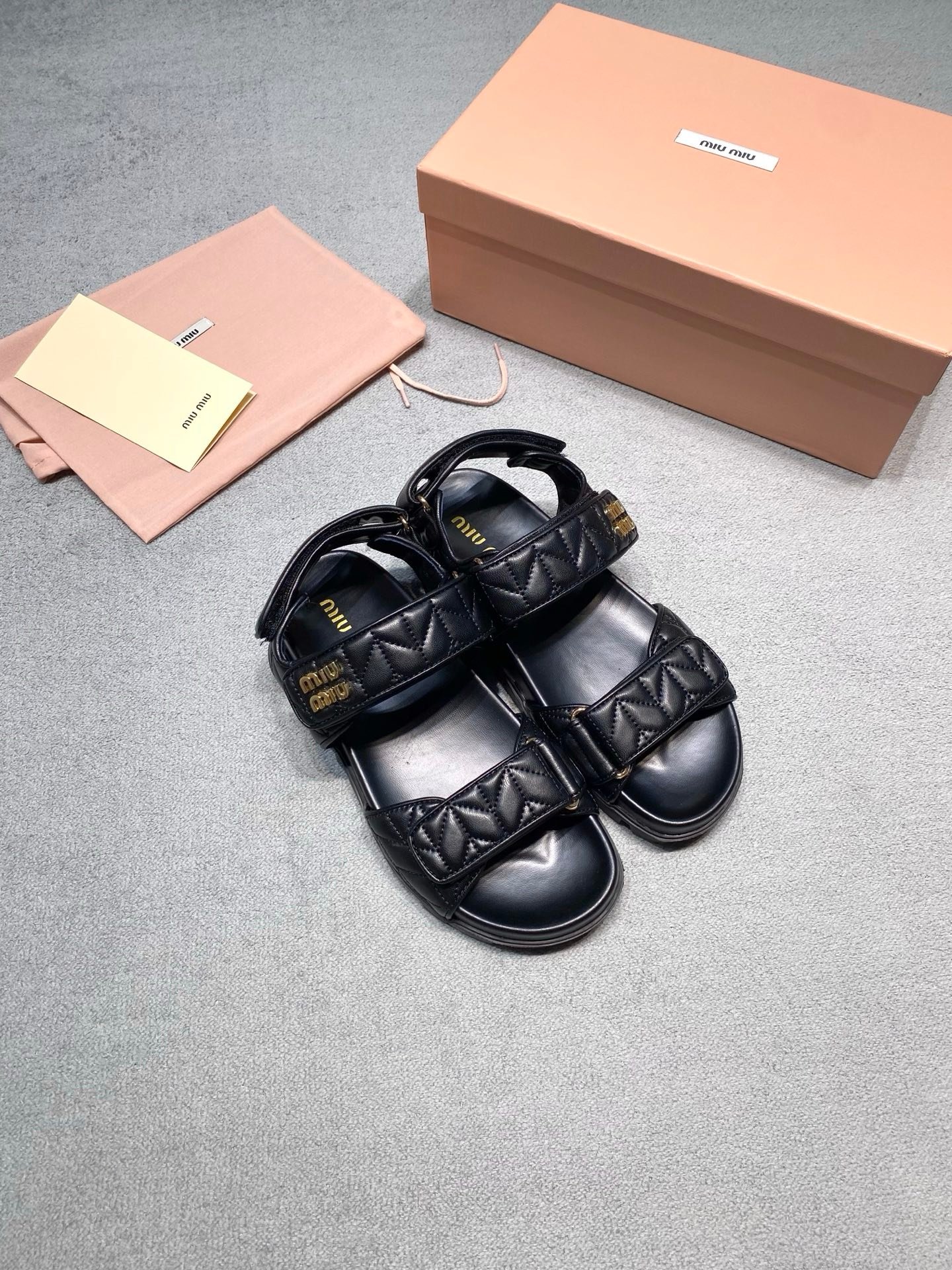 Miu Miu Sandals in Black Gold - Afbeelding 2