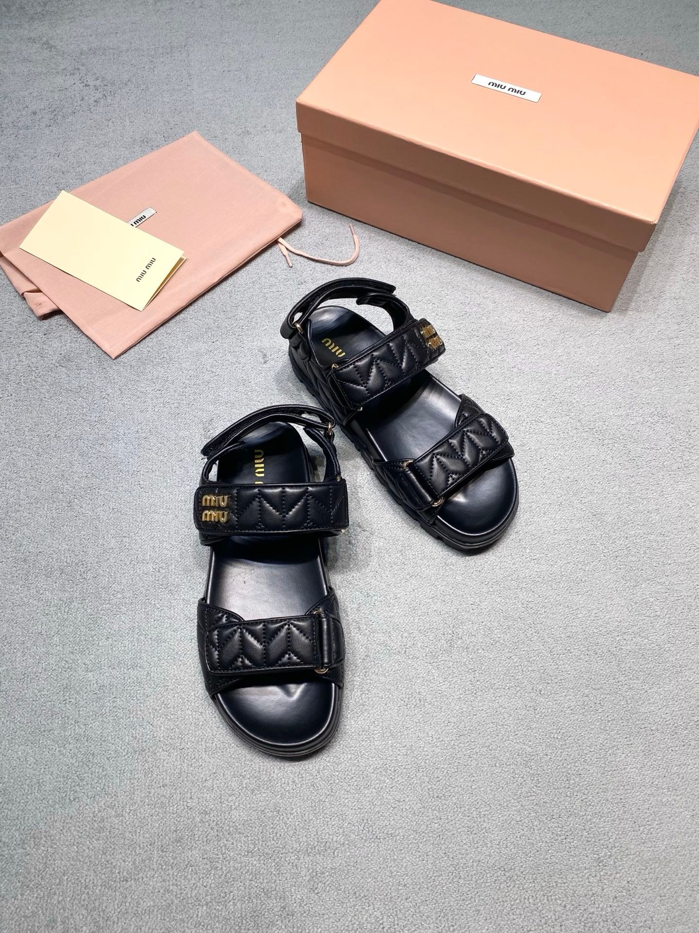 Miu Miu Sandals in Black Gold - Afbeelding 3