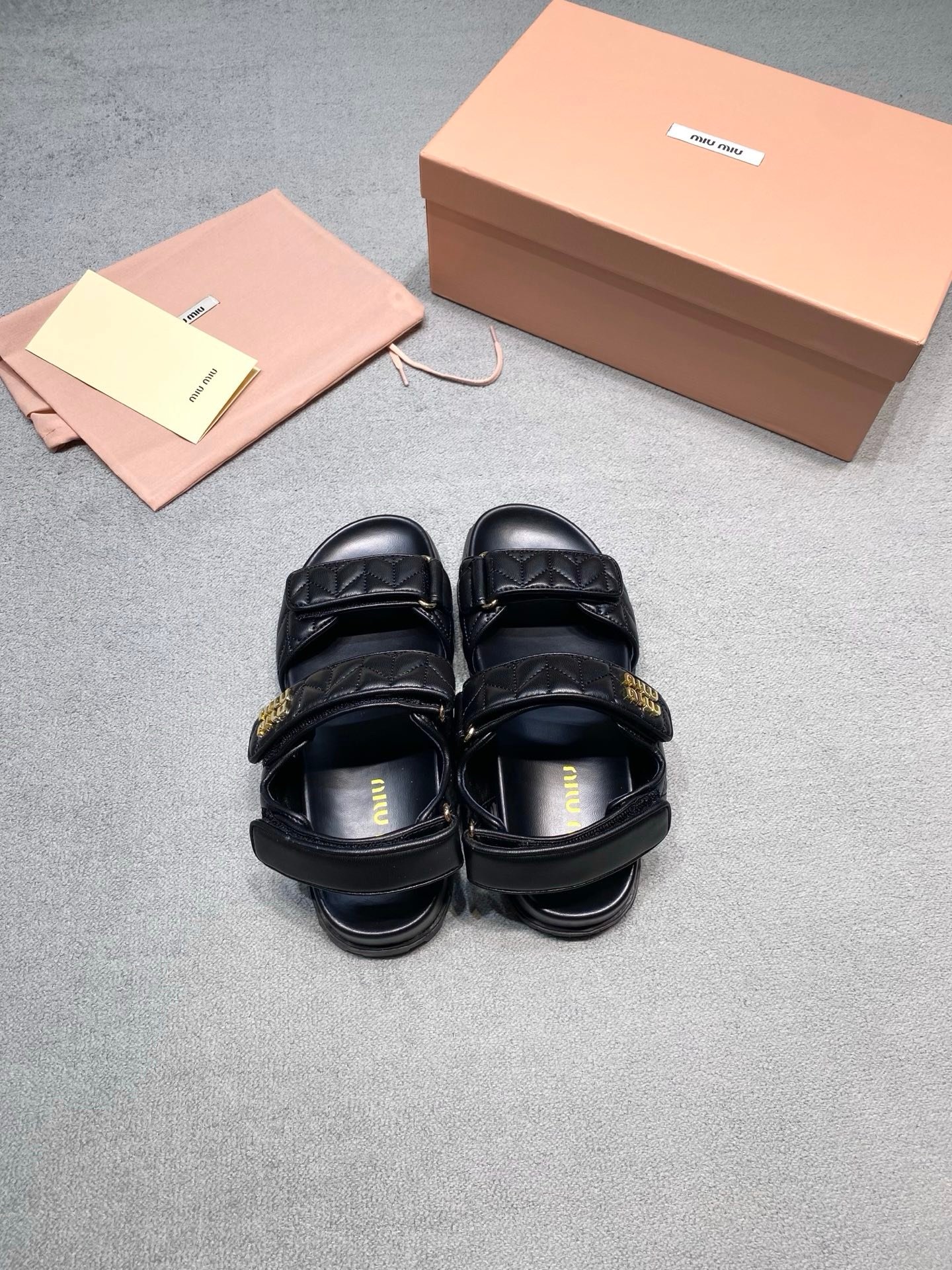Miu Miu Sandals in Black Gold - Afbeelding 4