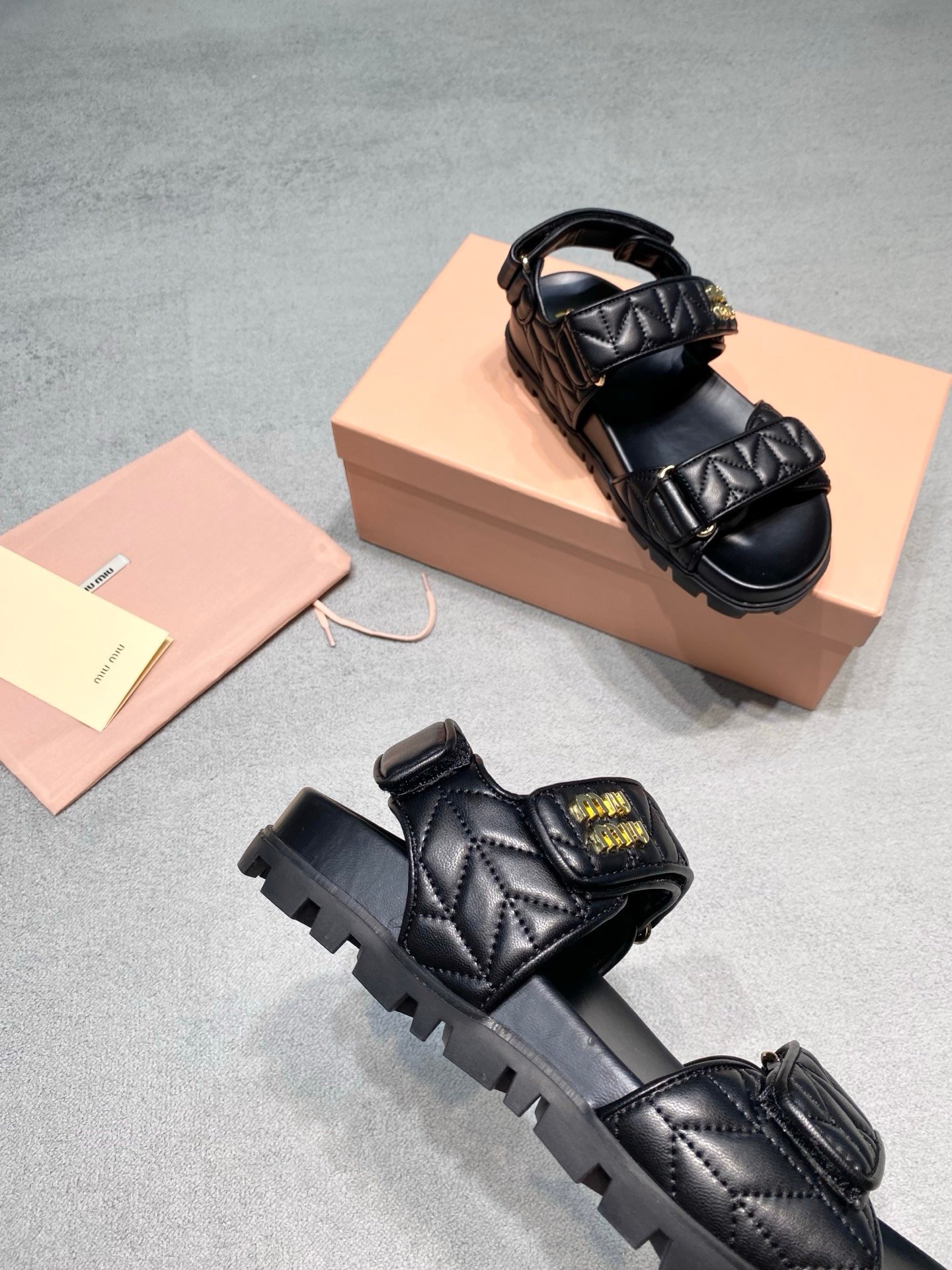 Miu Miu Sandals in Black Gold - Afbeelding 5