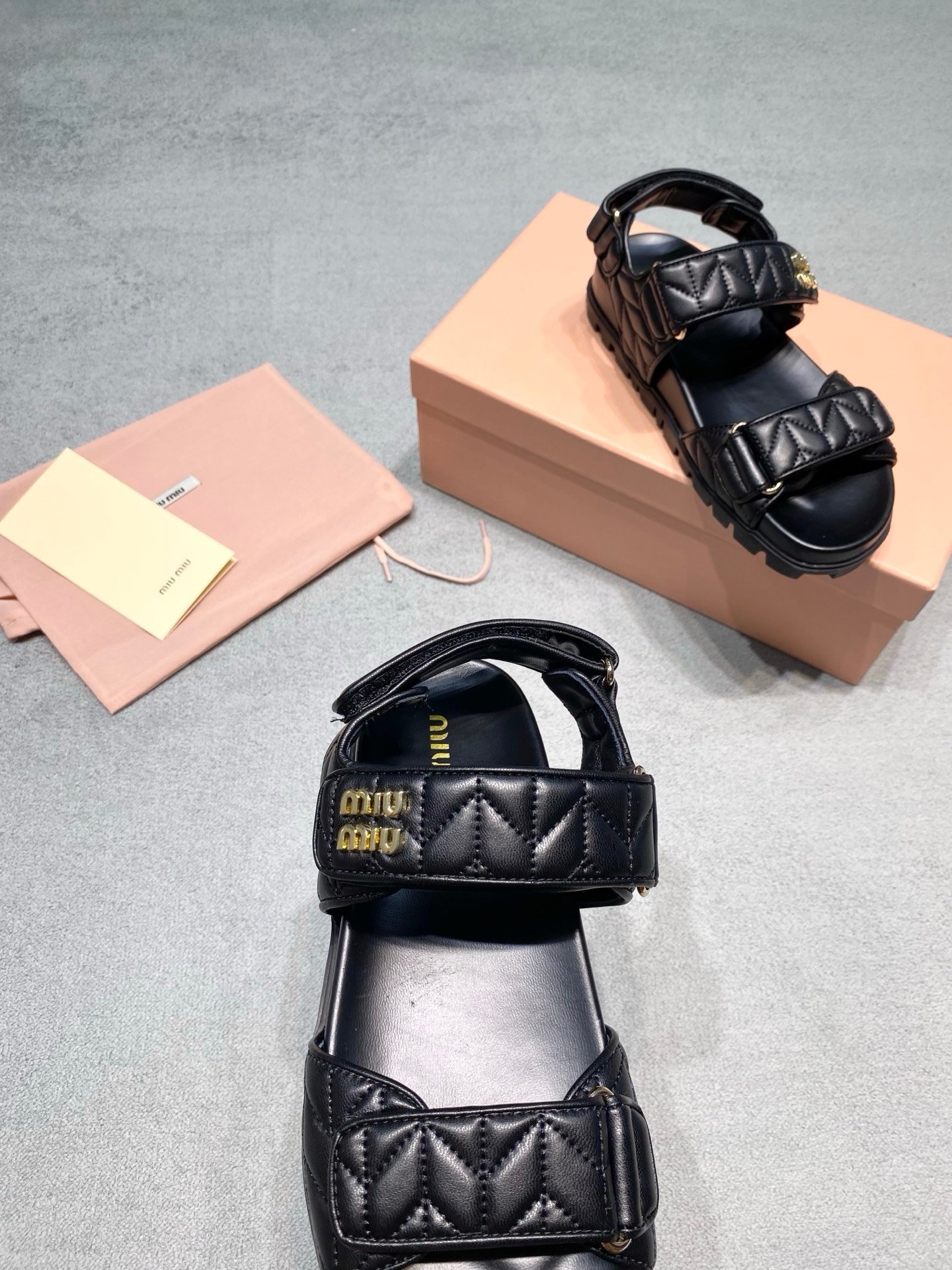 Miu Miu Sandals in Black Gold - Afbeelding 6