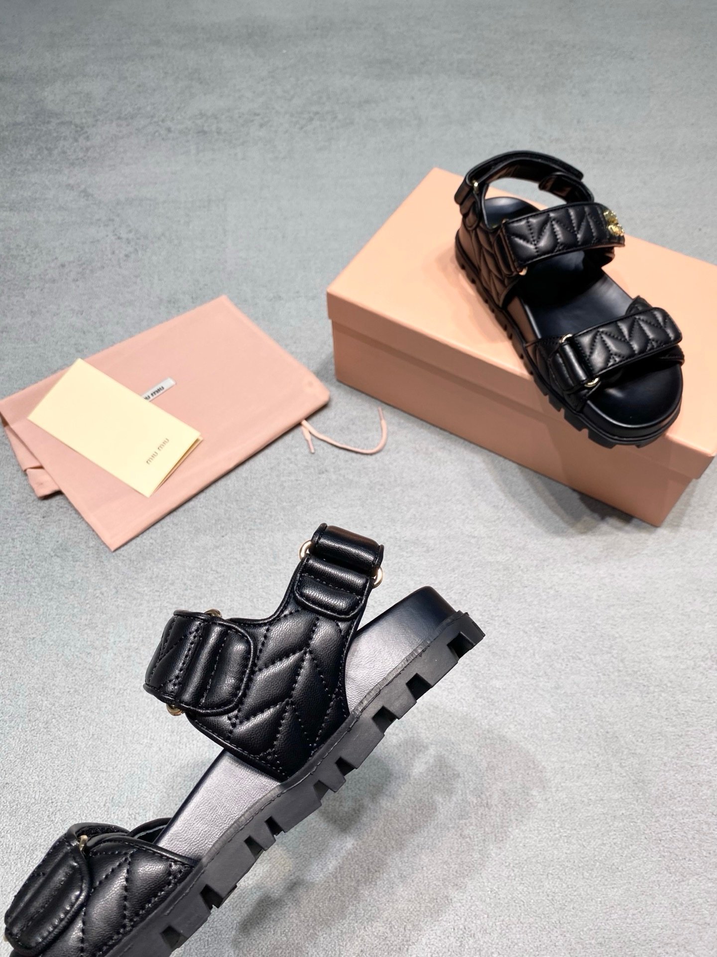 Miu Miu Sandals in Black Gold - Afbeelding 7