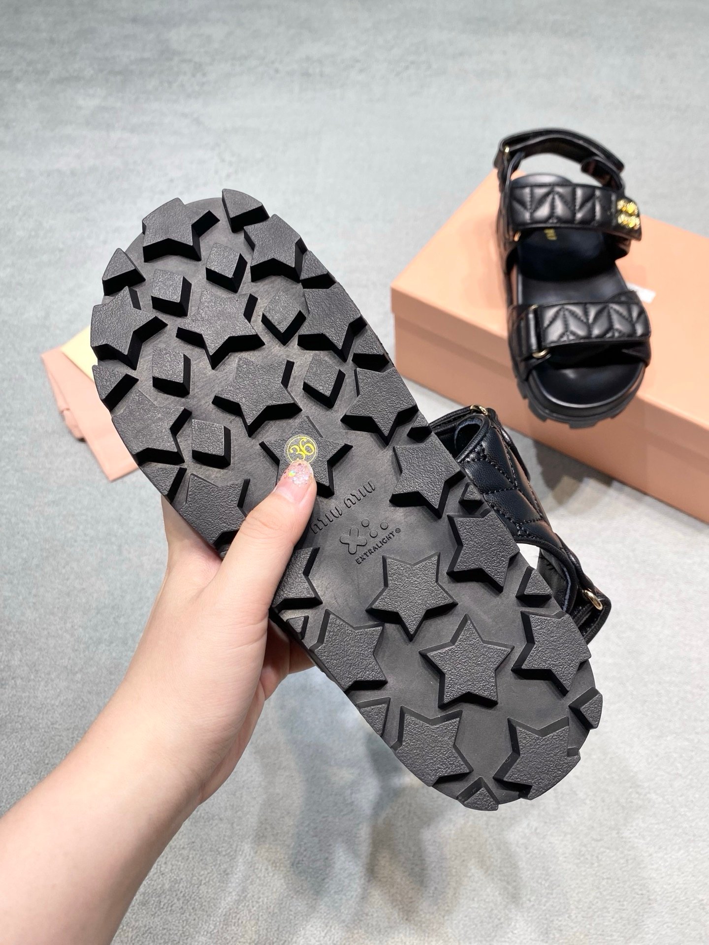 Miu Miu Sandals in Black Gold - Afbeelding 8