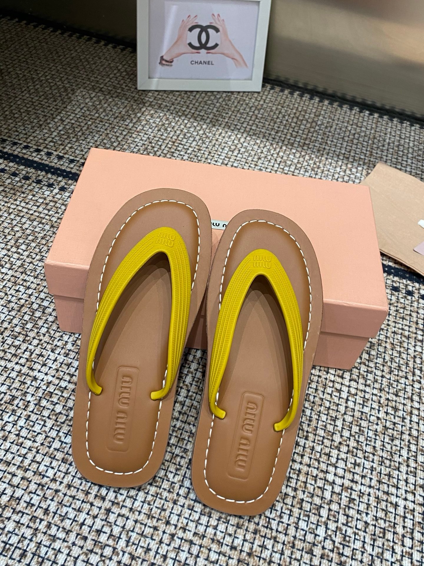 Miu Miu Thong Sandals in Yellow - Afbeelding 2