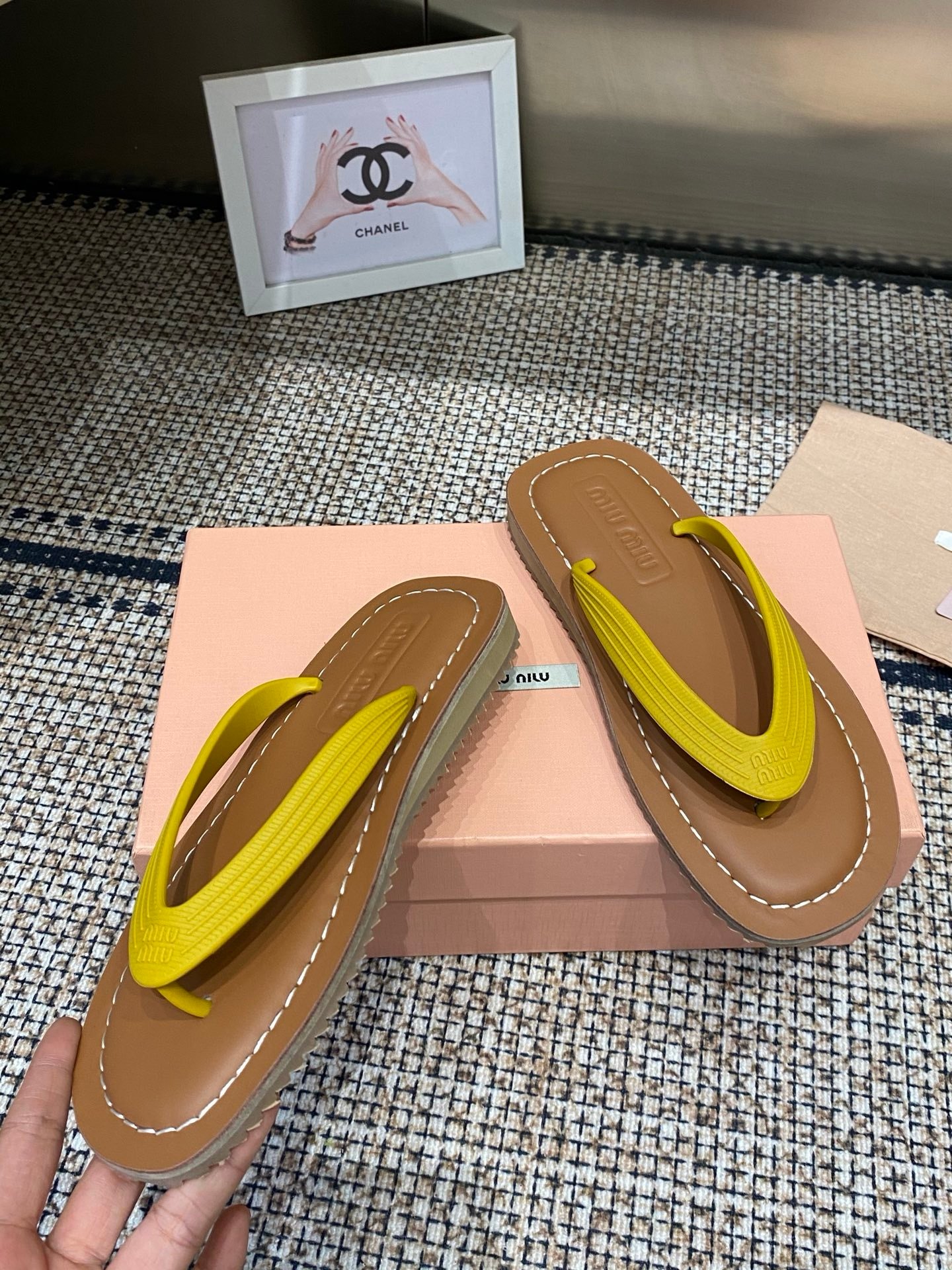 Miu Miu Thong Sandals in Yellow - Afbeelding 3