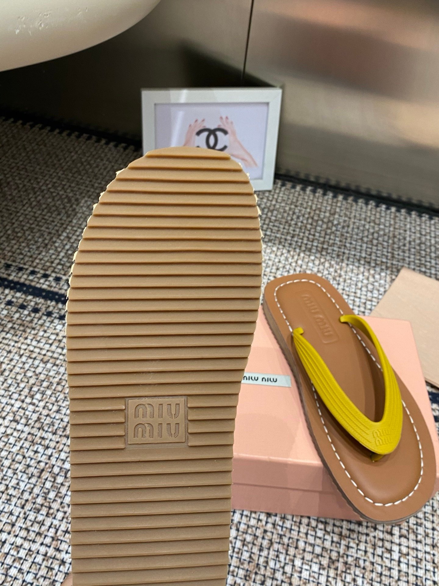 Miu Miu Thong Sandals in Yellow - Afbeelding 4