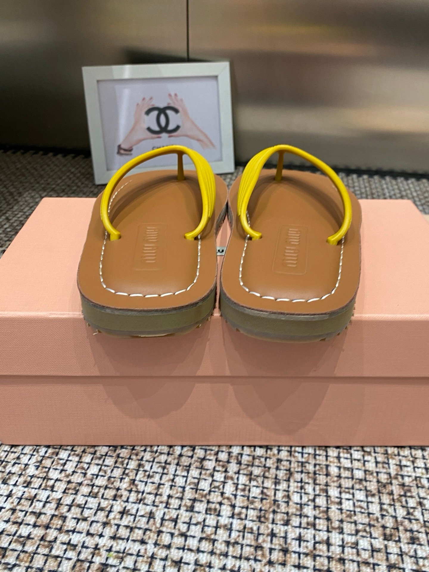 Miu Miu Thong Sandals in Yellow - Afbeelding 5