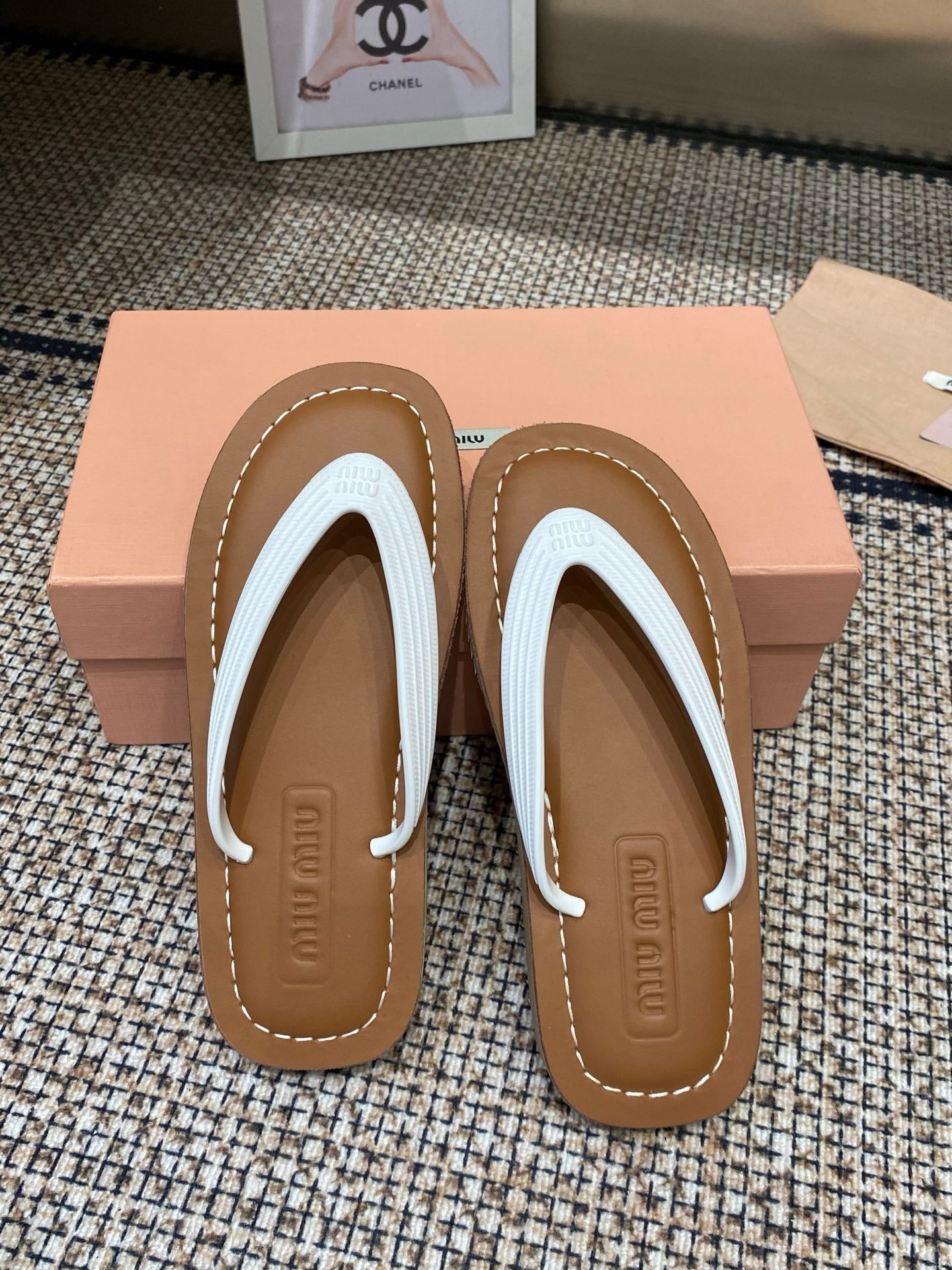 Miu Miu Thong Sandals in White - Afbeelding 2