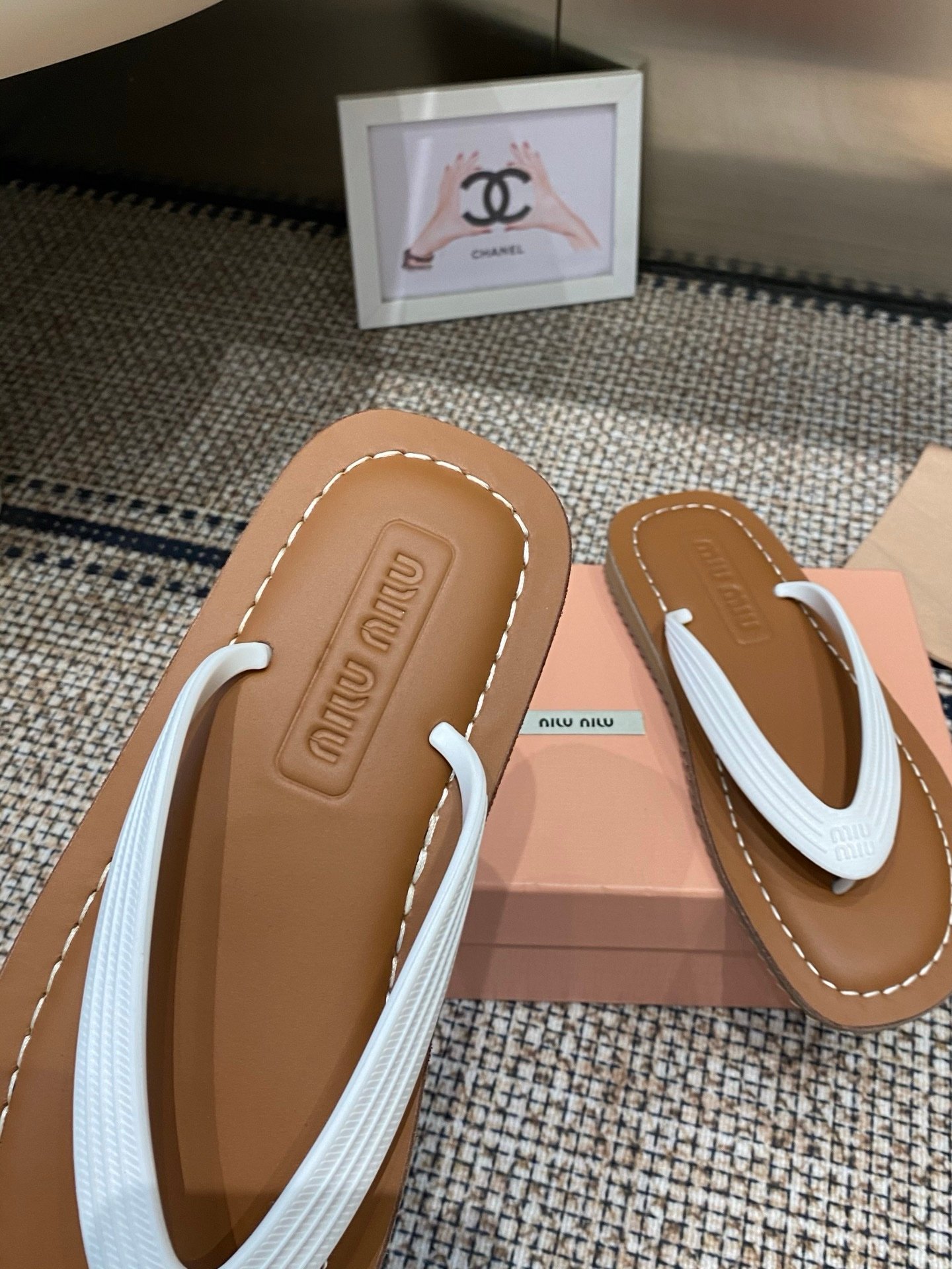 Miu Miu Thong Sandals in White - Afbeelding 4