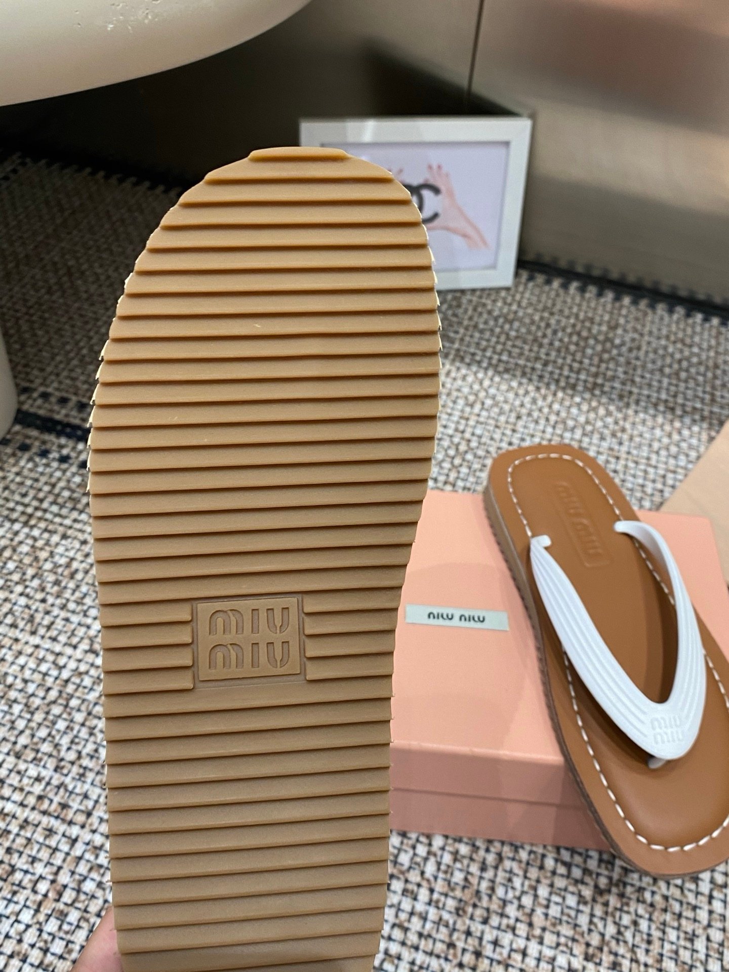 Miu Miu Thong Sandals in White - Afbeelding 5