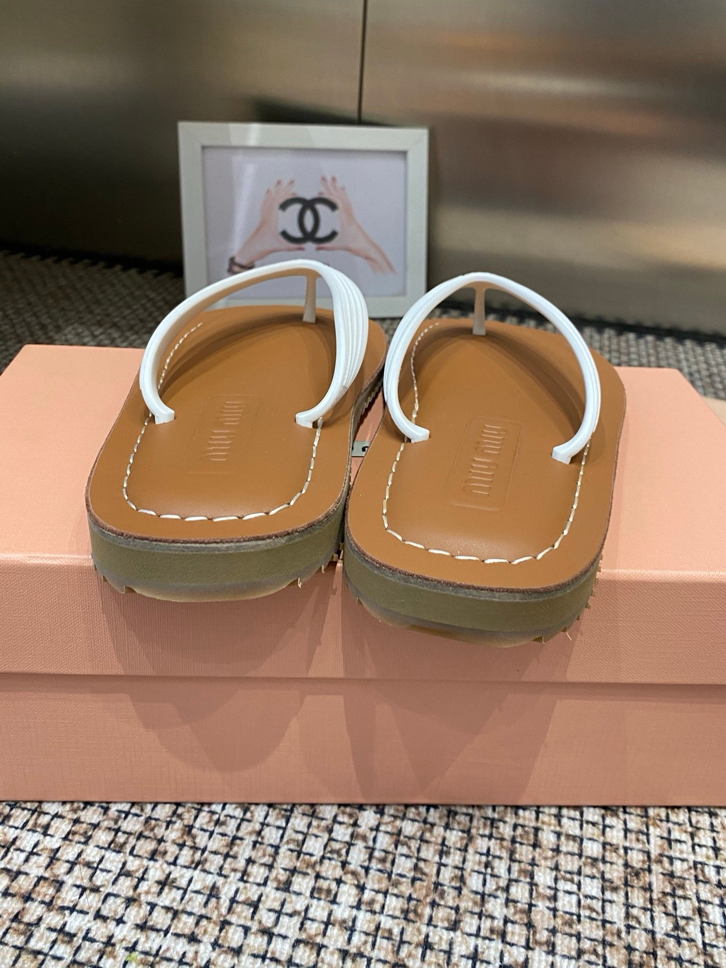 Miu Miu Thong Sandals in White - Afbeelding 6