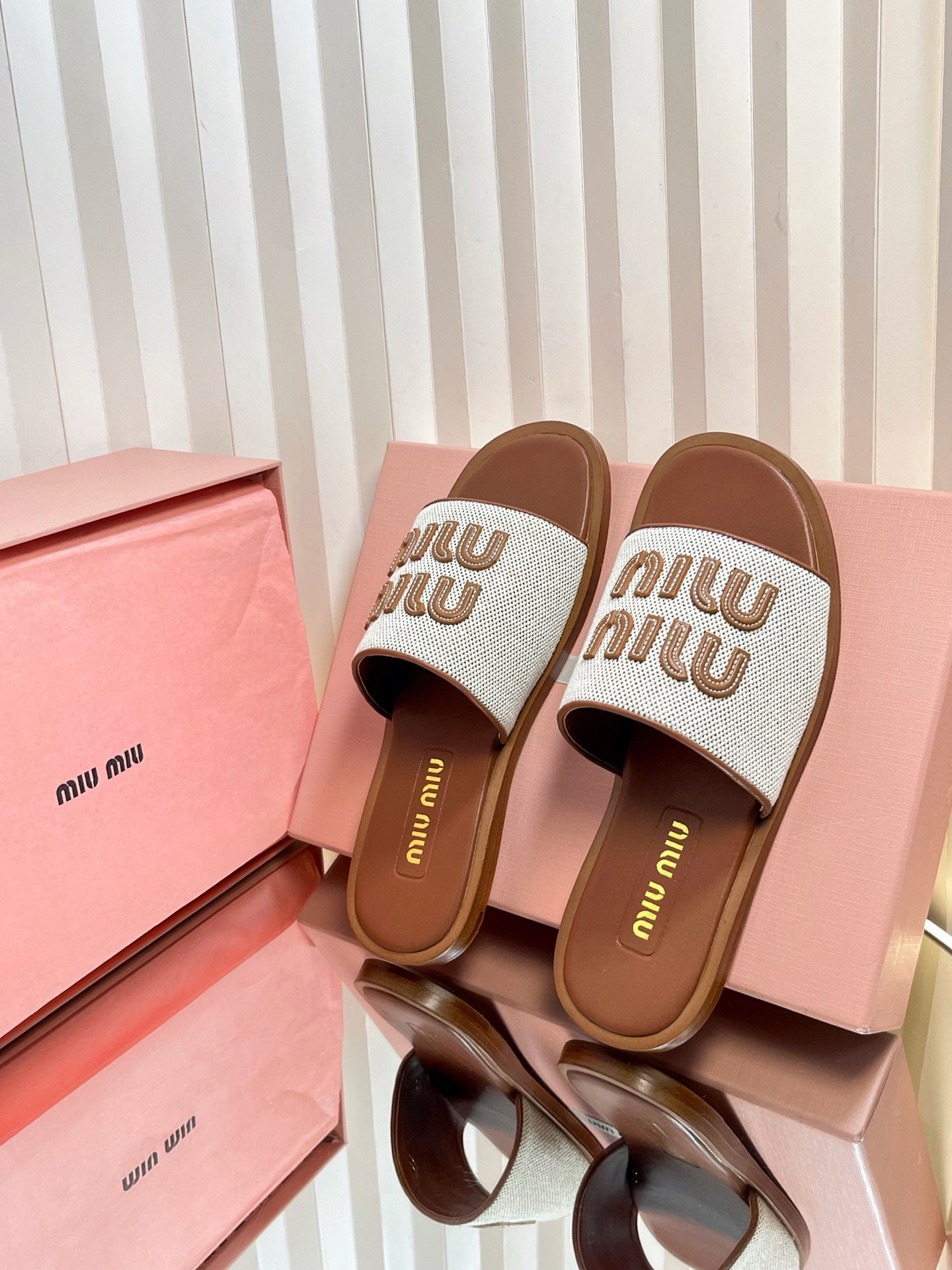 Miu Miu Sandals in Beige Brown - Afbeelding 5