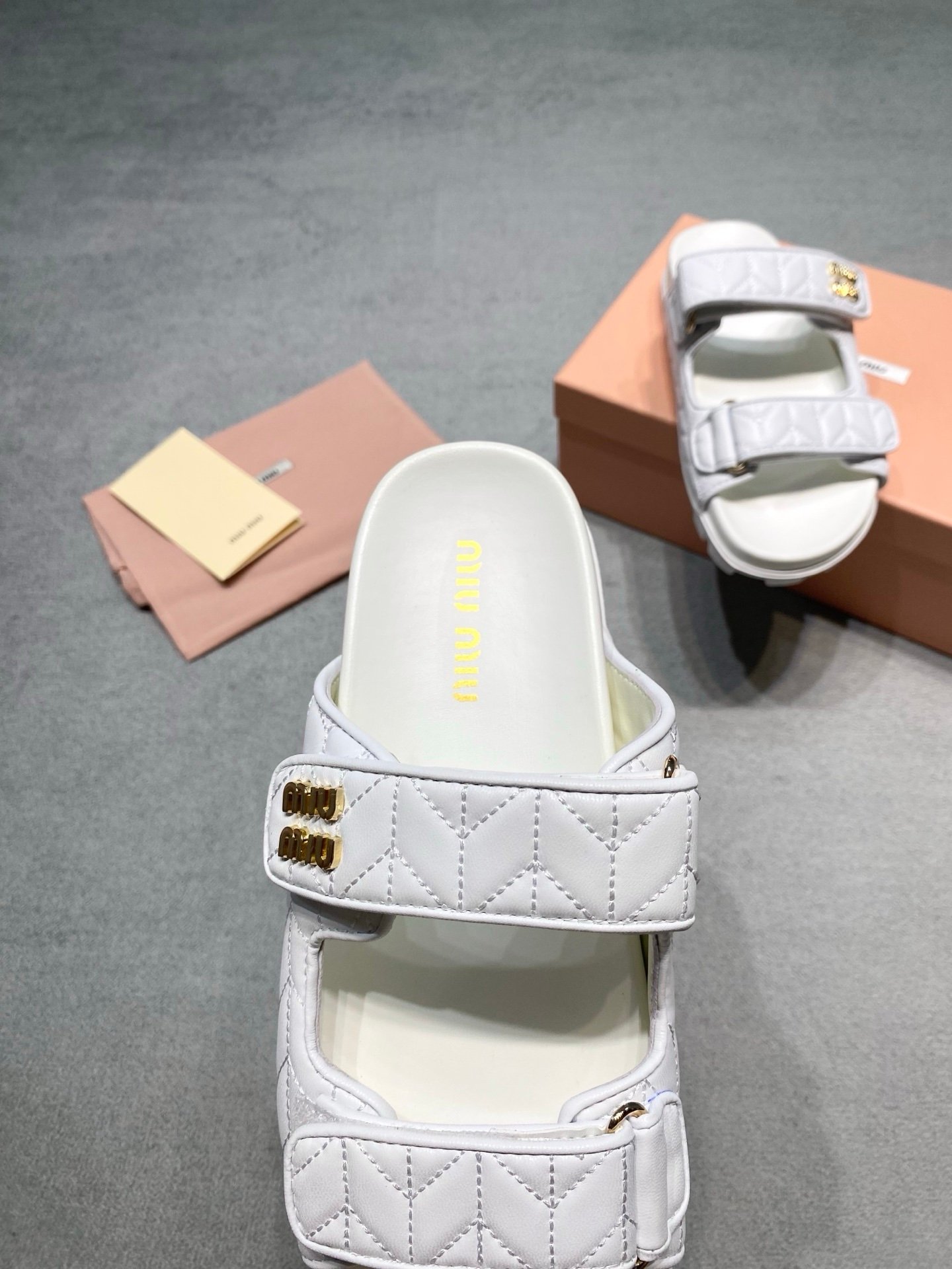 Miu Miu Sandals in White Gold - Afbeelding 5