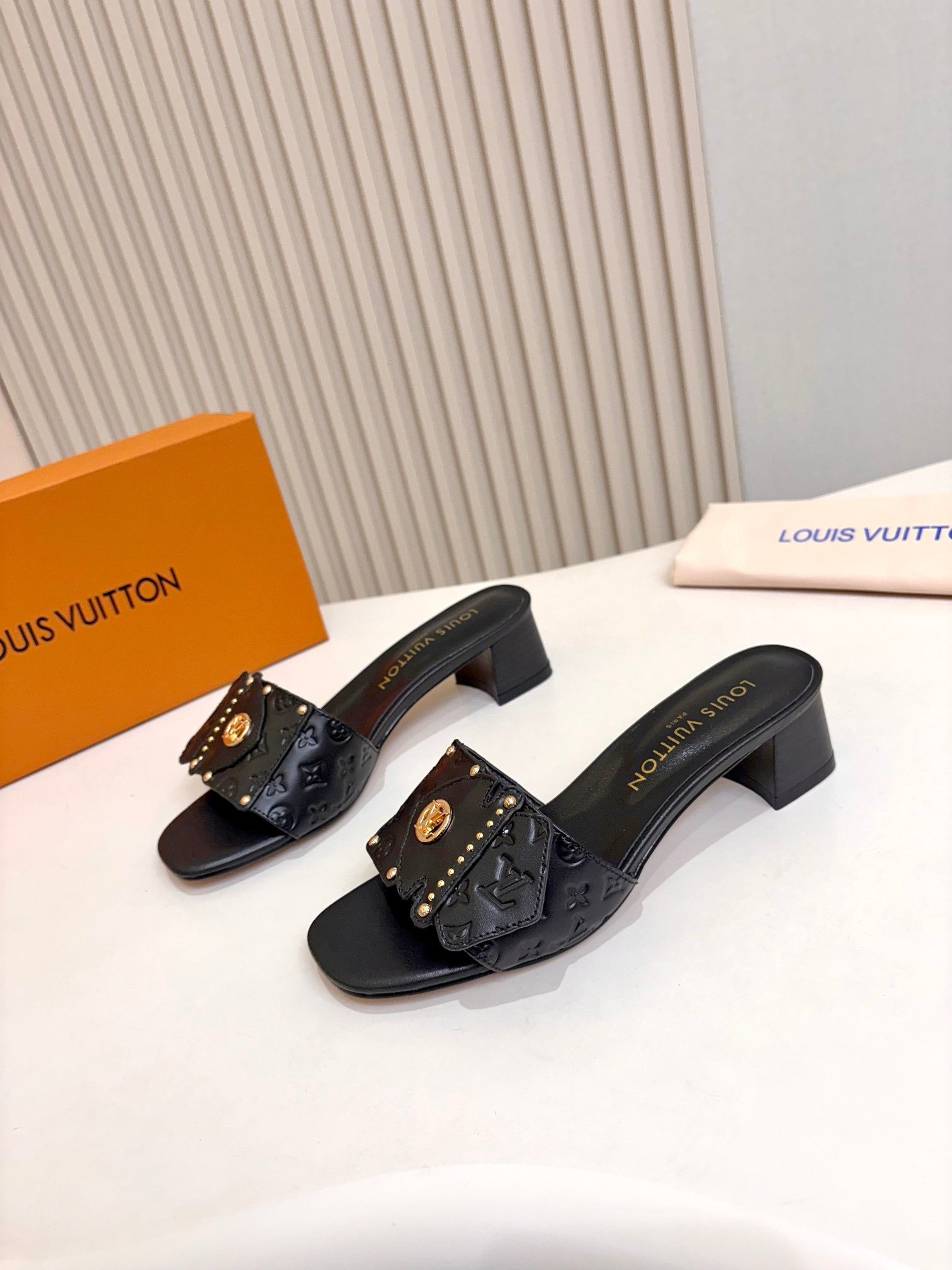Louis Vuitton Sandals in Black Gold - Afbeelding 3
