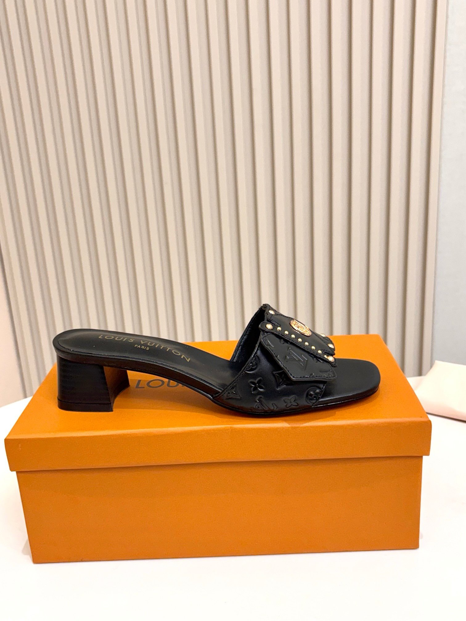Louis Vuitton Sandals in Black Gold - Afbeelding 4