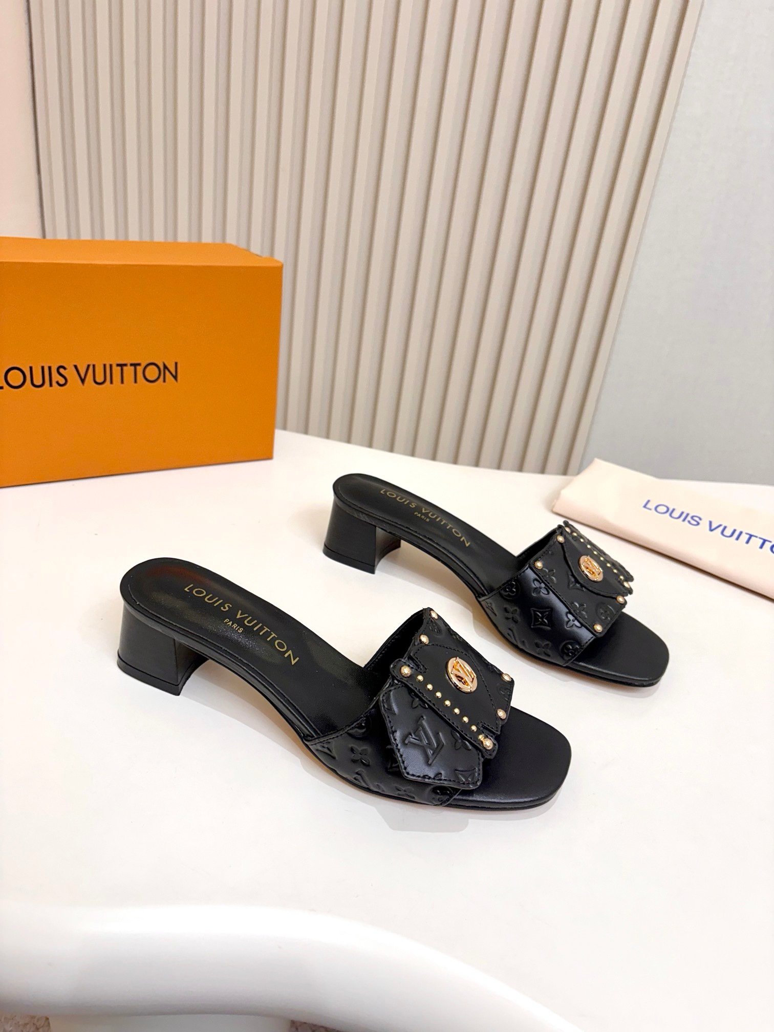 Louis Vuitton Sandals in Black Gold - Afbeelding 5