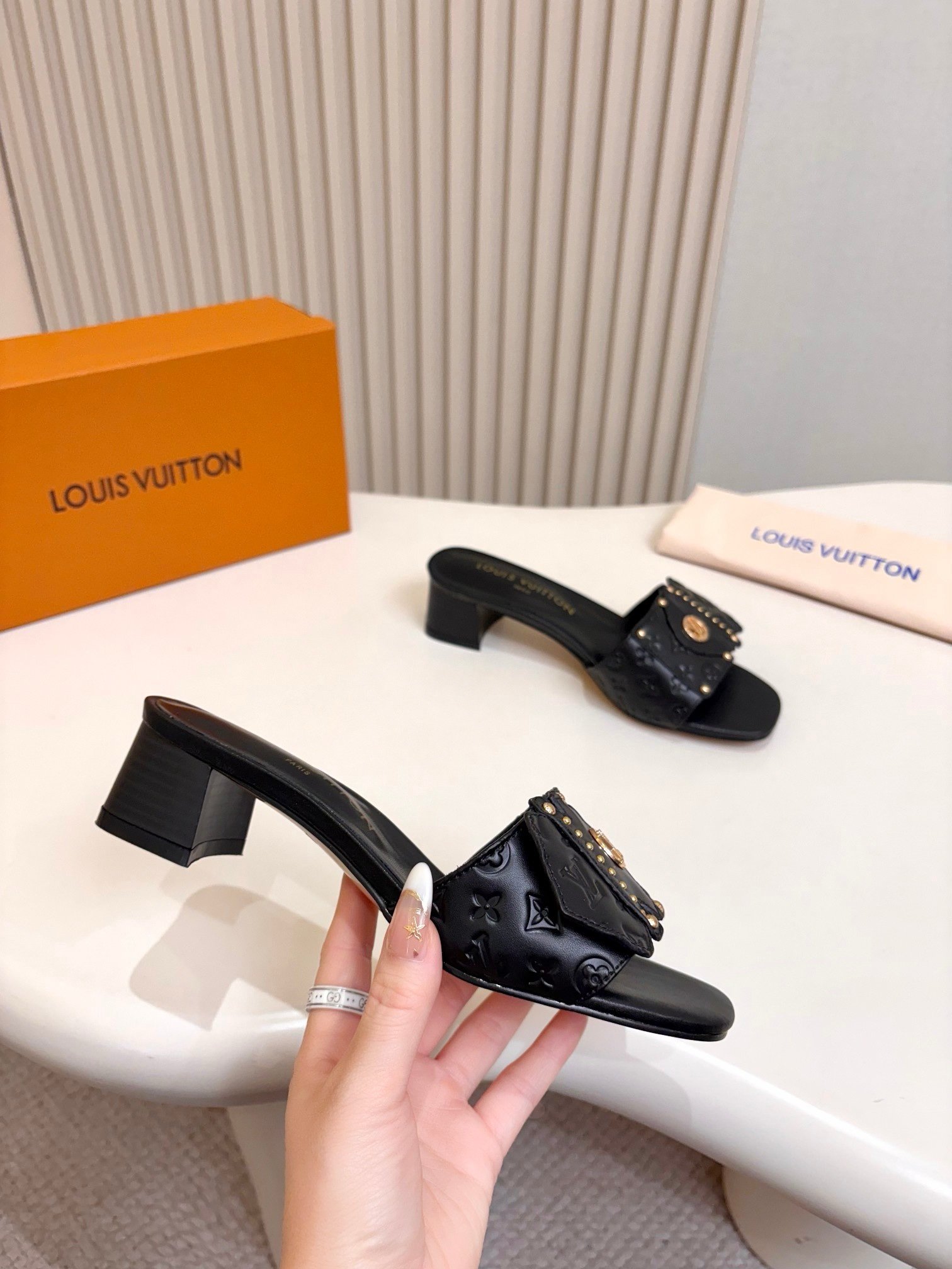 Louis Vuitton Sandals in Black Gold - Afbeelding 6