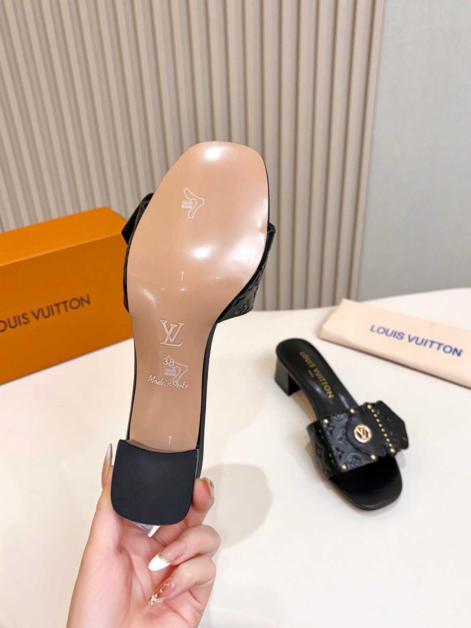 Louis Vuitton Sandals in Black Gold - Afbeelding 7