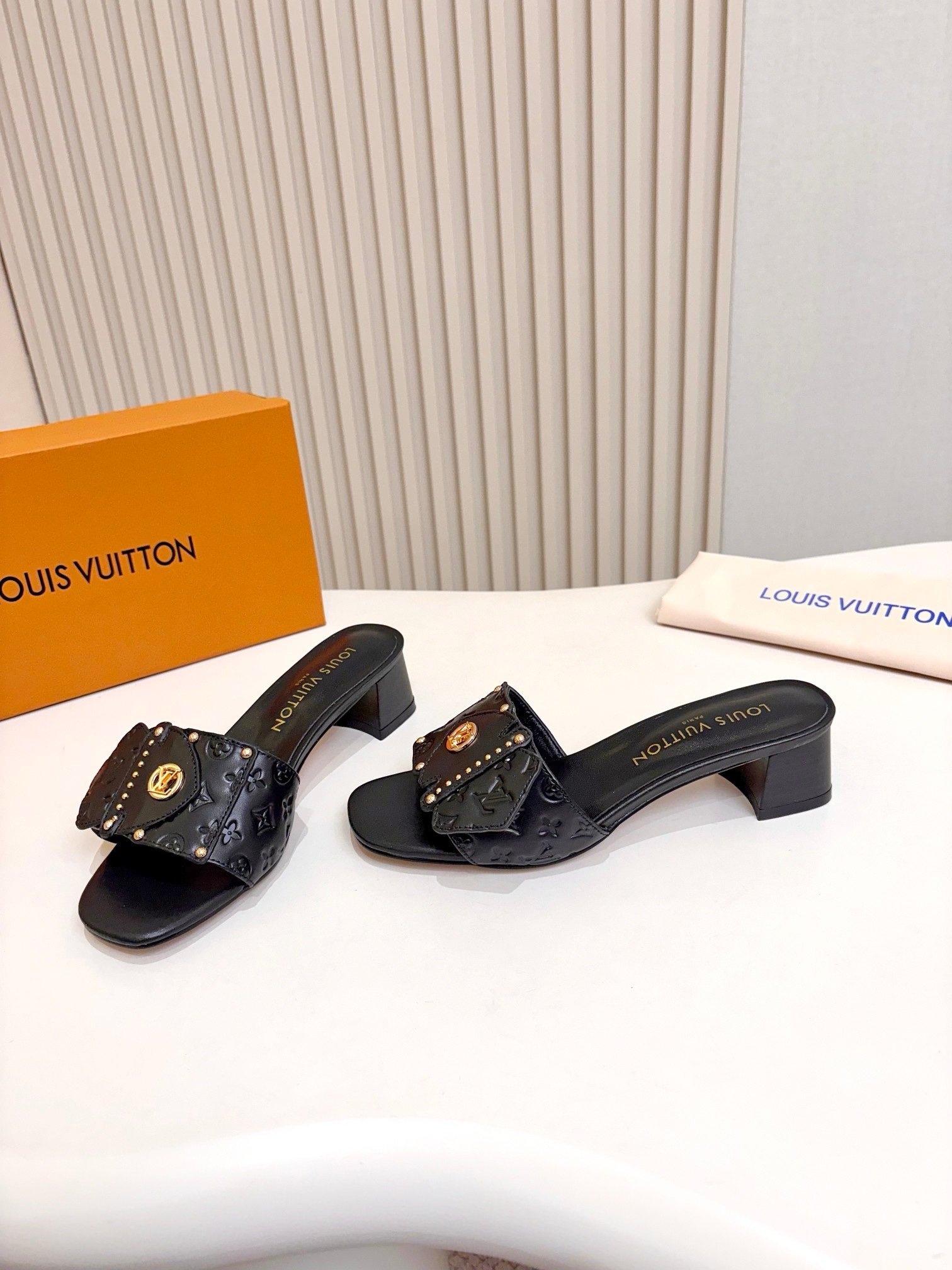 Louis Vuitton Sandals in Black Gold - Afbeelding 8