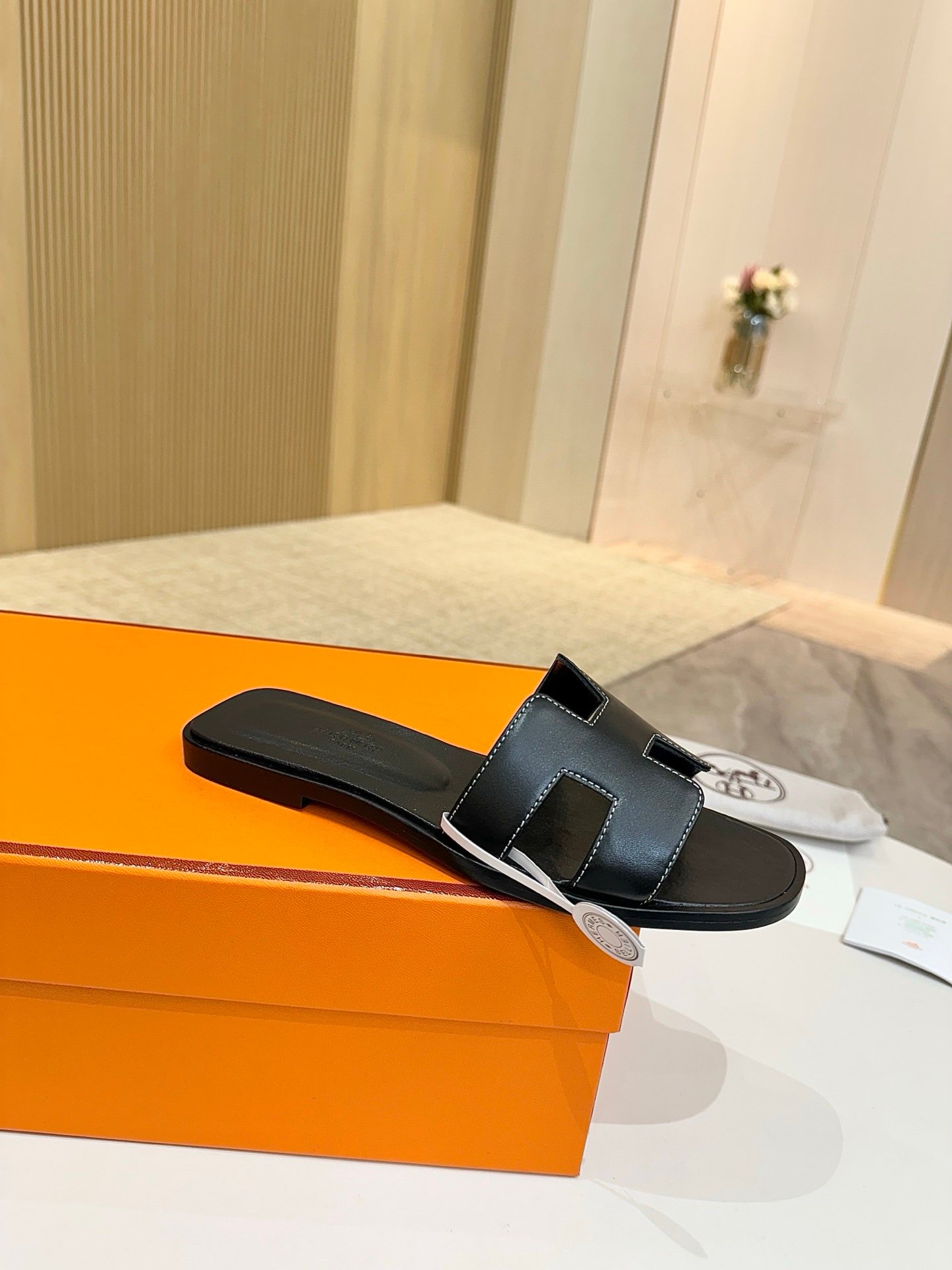 Hermes Oran Sandals in Black - Afbeelding 2