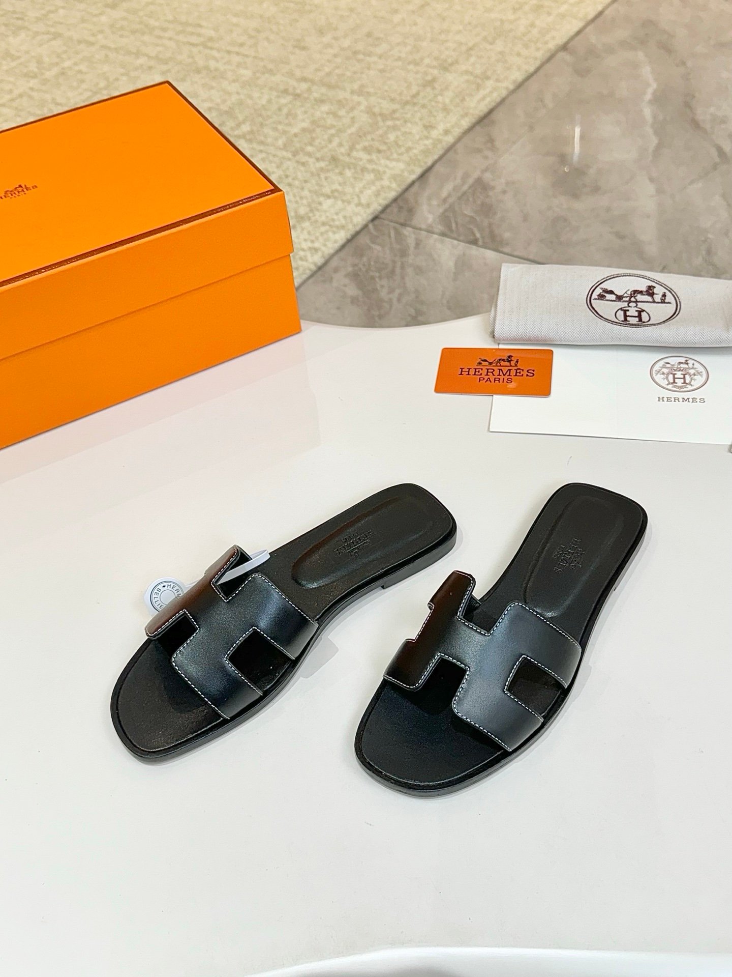 Hermes Oran Sandals in Black - Afbeelding 5