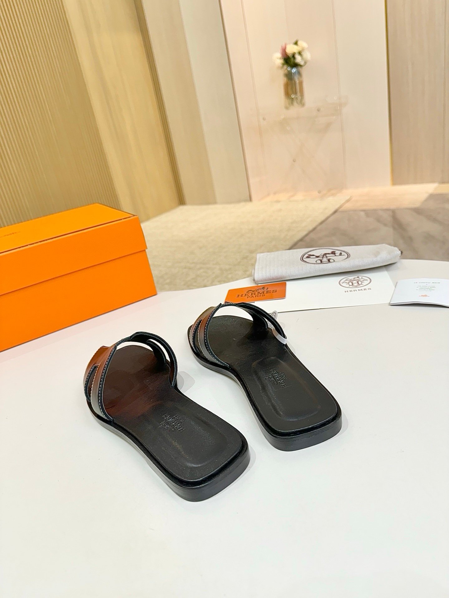 Hermes Oran Sandals in Black - Afbeelding 6