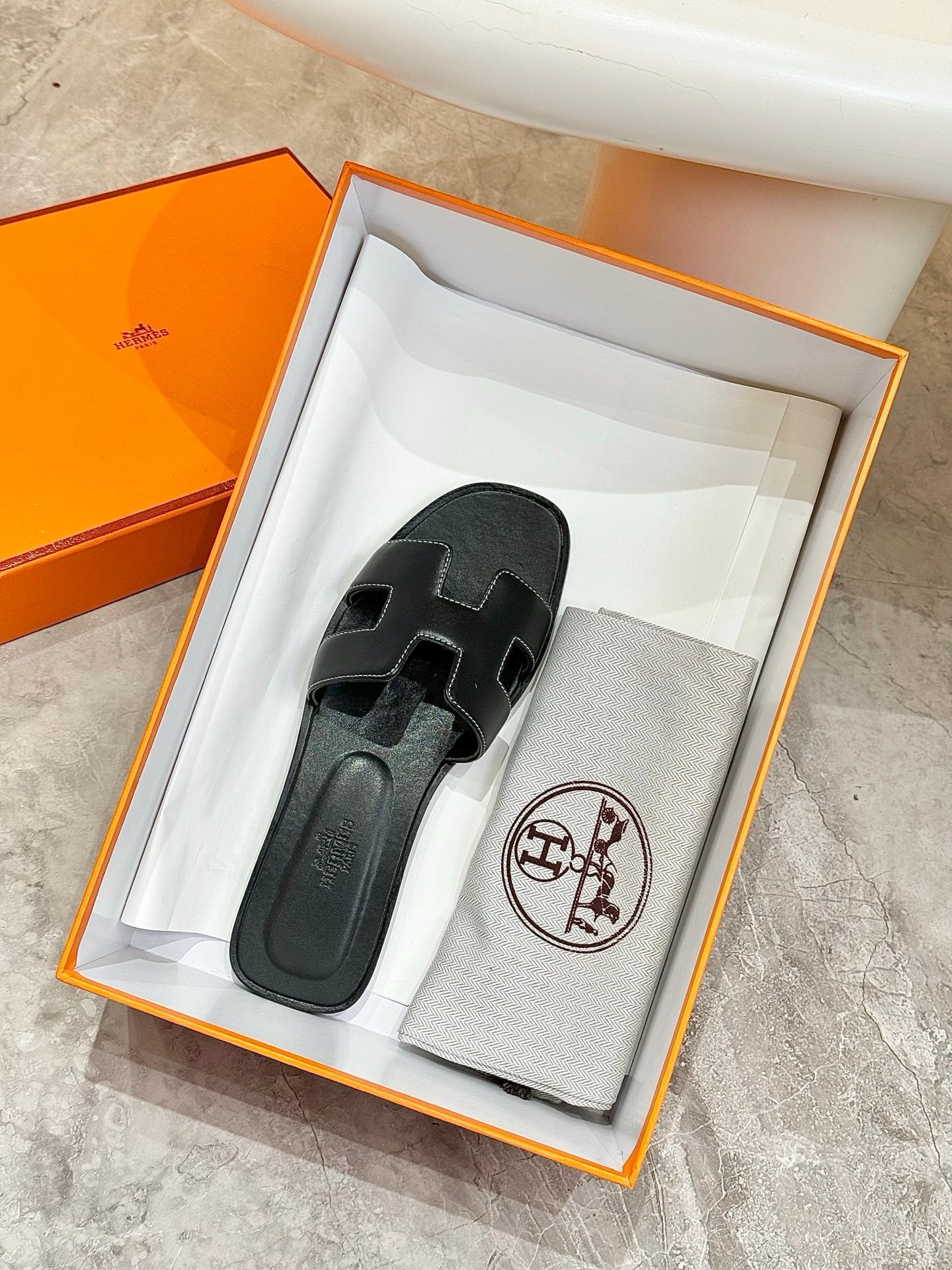 Hermes Oran Sandals in Black - Afbeelding 7