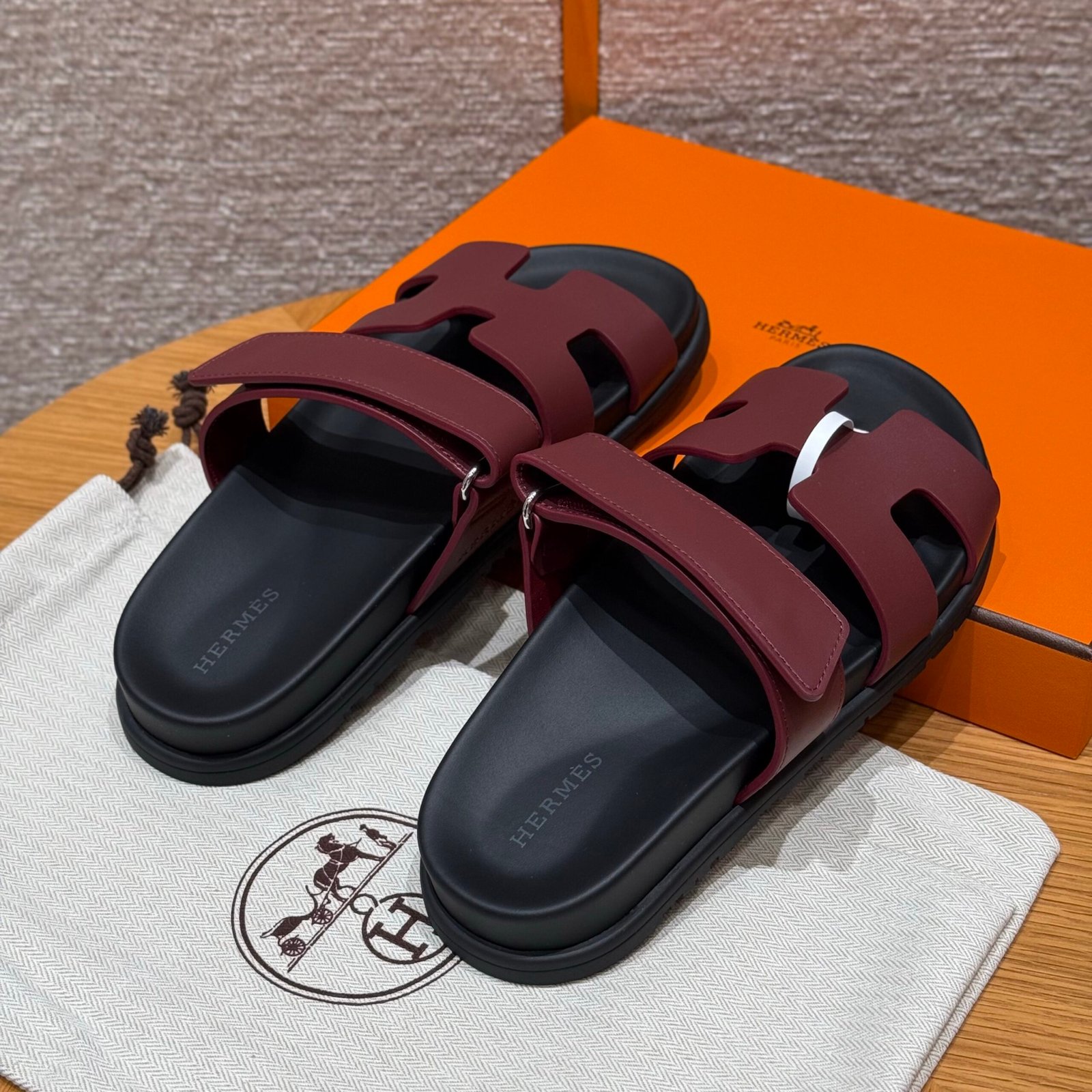 Hermes Chypre Sandals in Bordeaux - Afbeelding 3
