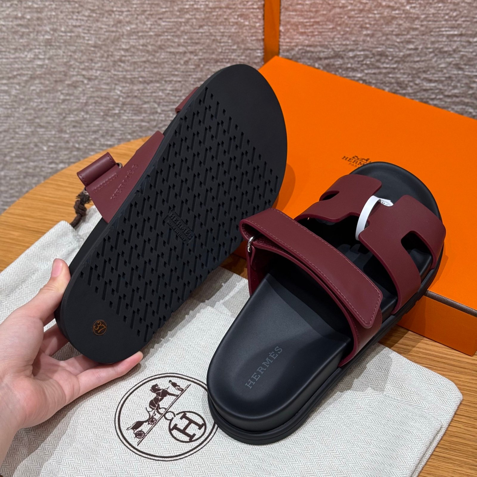 Hermes Chypre Sandals in Bordeaux - Afbeelding 4
