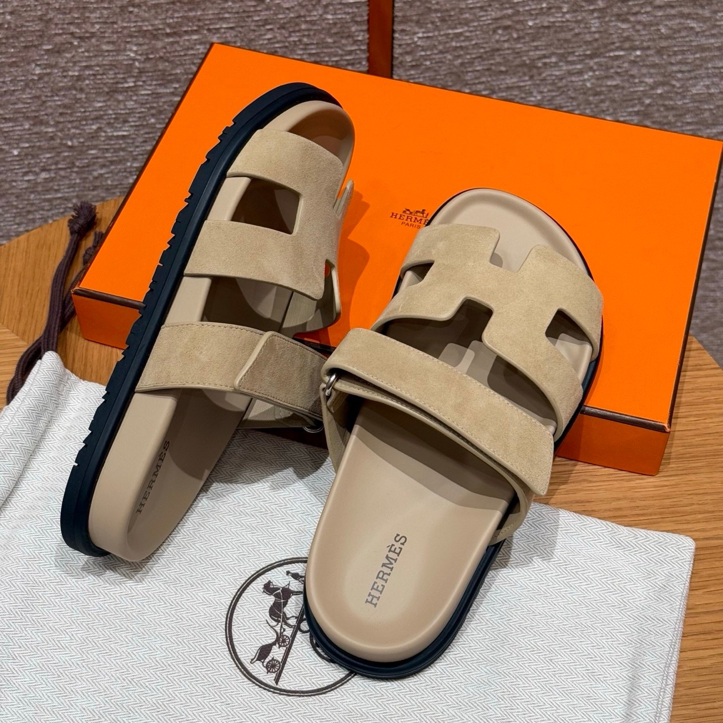 Hermes Chypre Sandals in Beige - Afbeelding 3