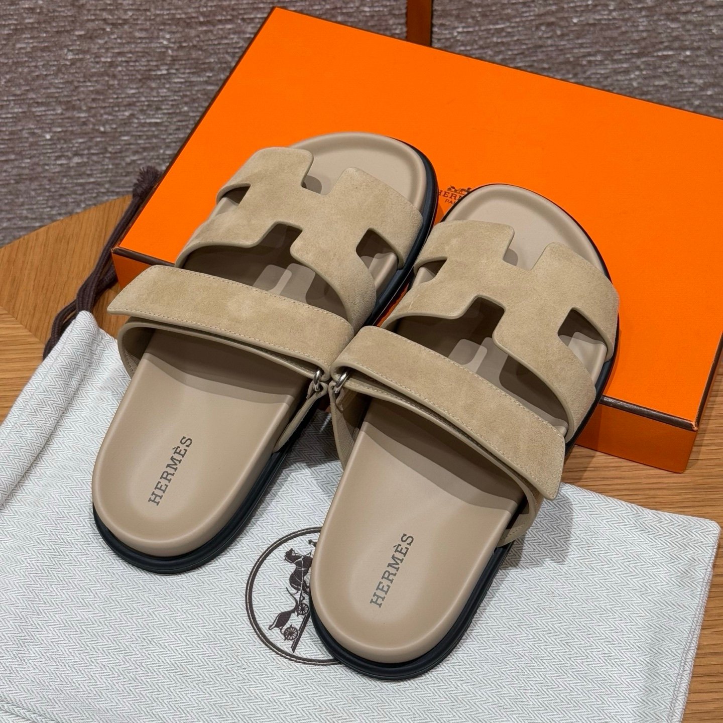 Hermes Chypre Sandals in Beige - Afbeelding 4