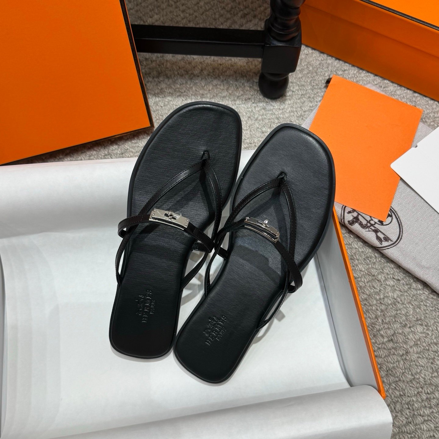 Hermes Miss Sandals in Black - Afbeelding 3