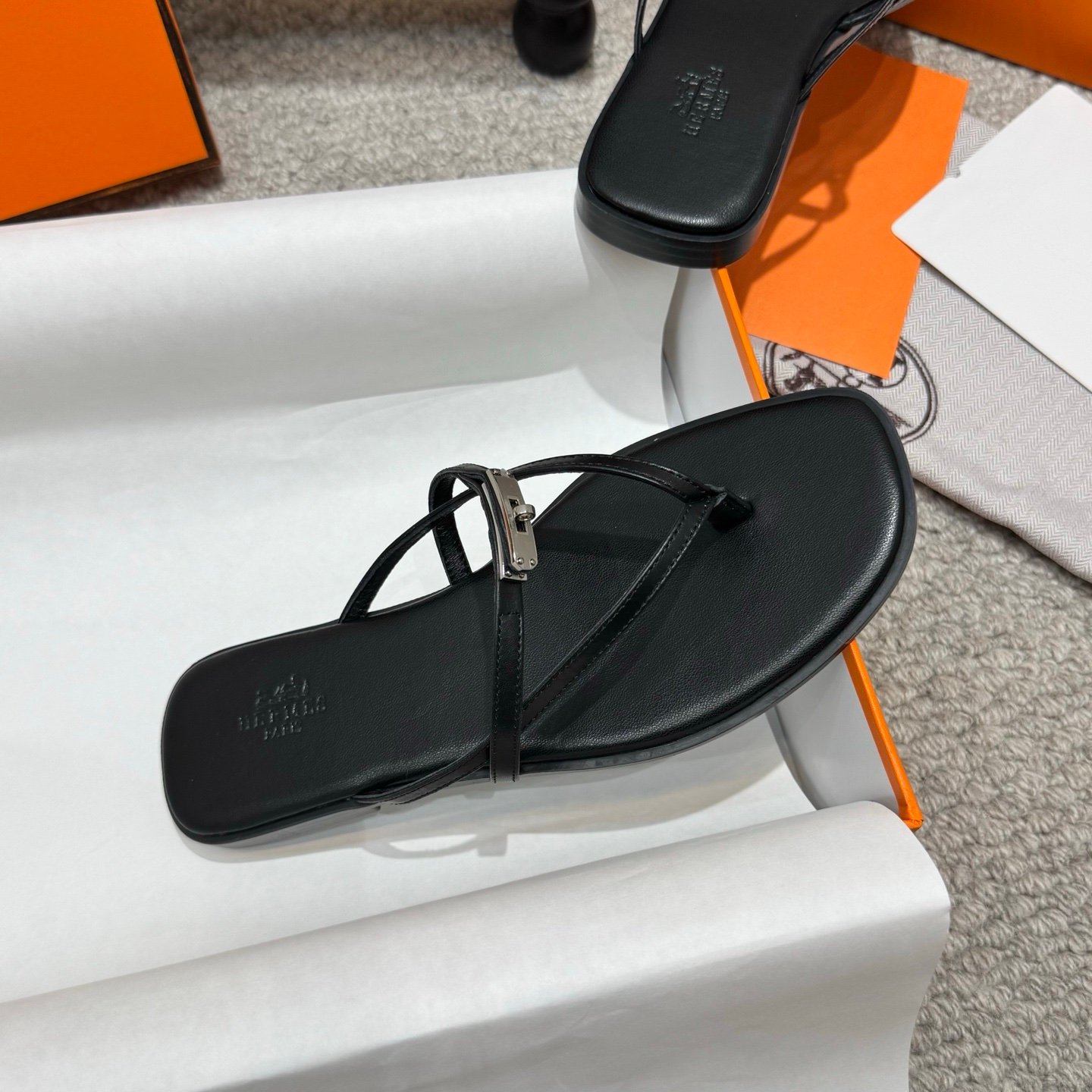 Hermes Miss Sandals in Black - Afbeelding 6