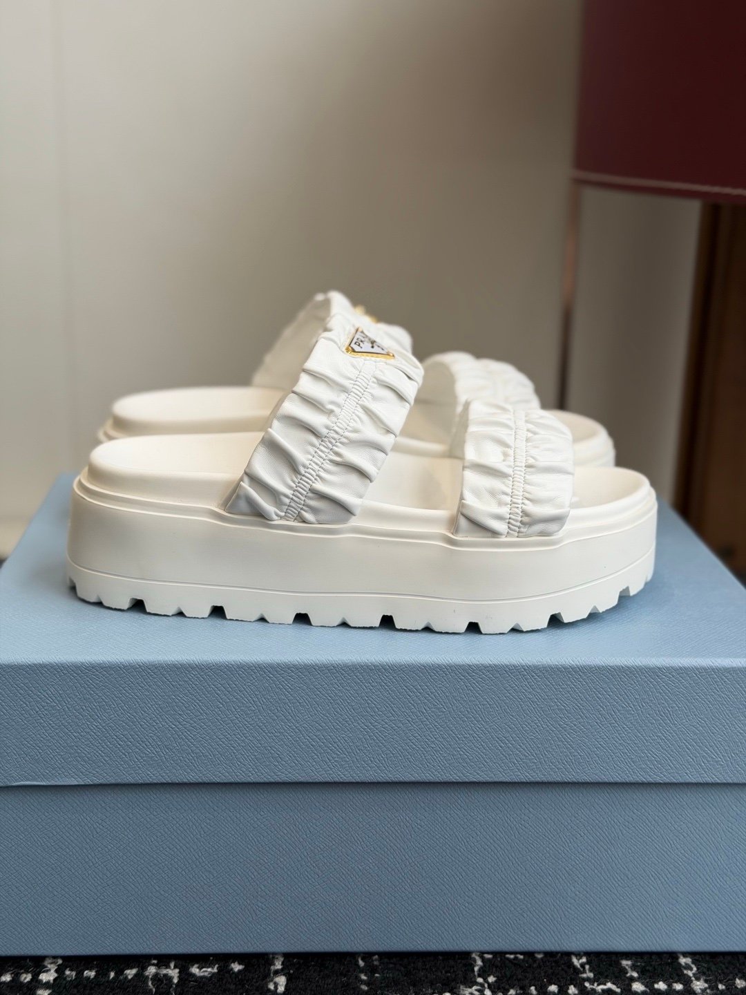 Prada Sandals in White Gold - Afbeelding 6