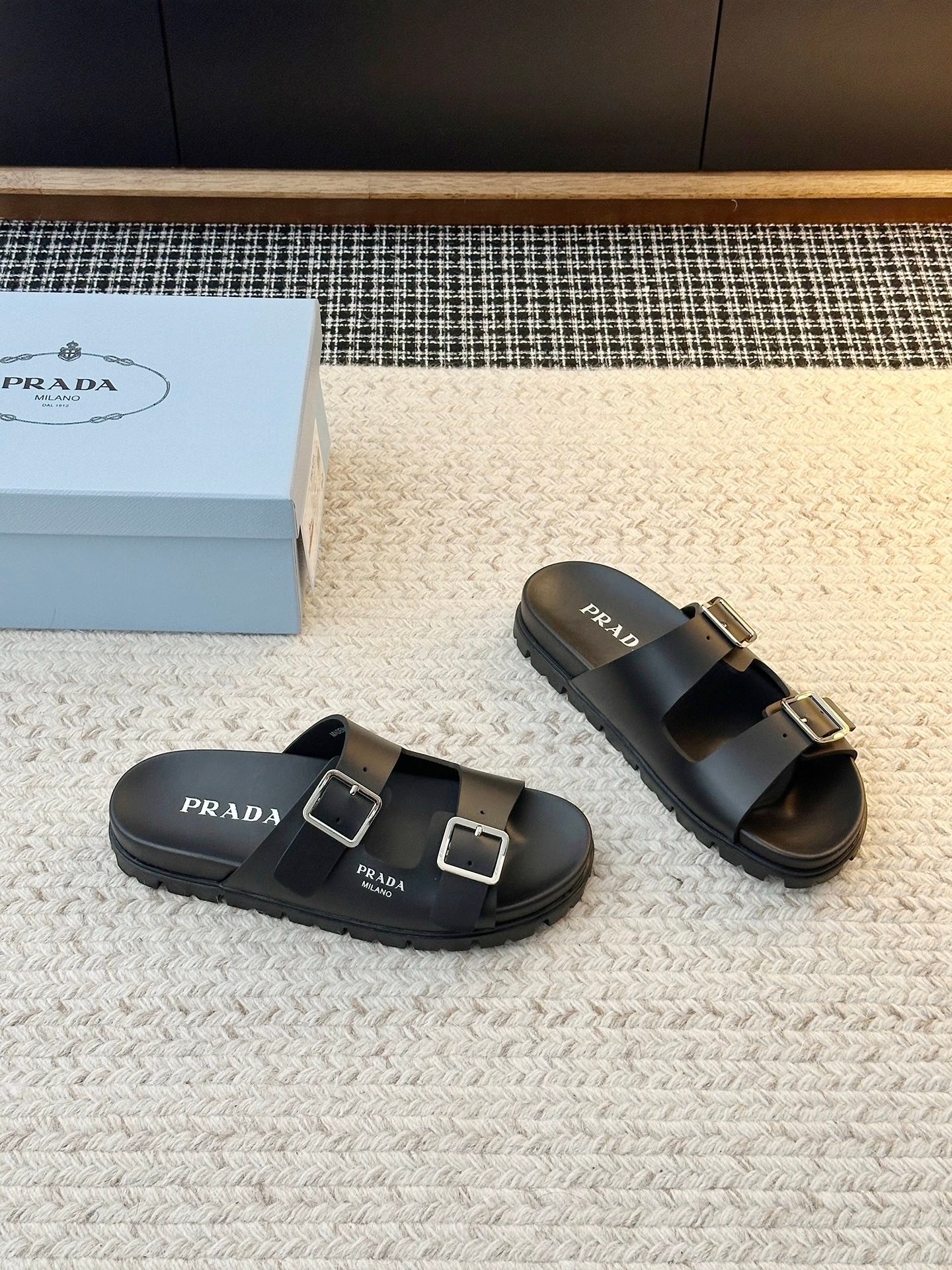 Prada Sandals in Black Silver - Afbeelding 2