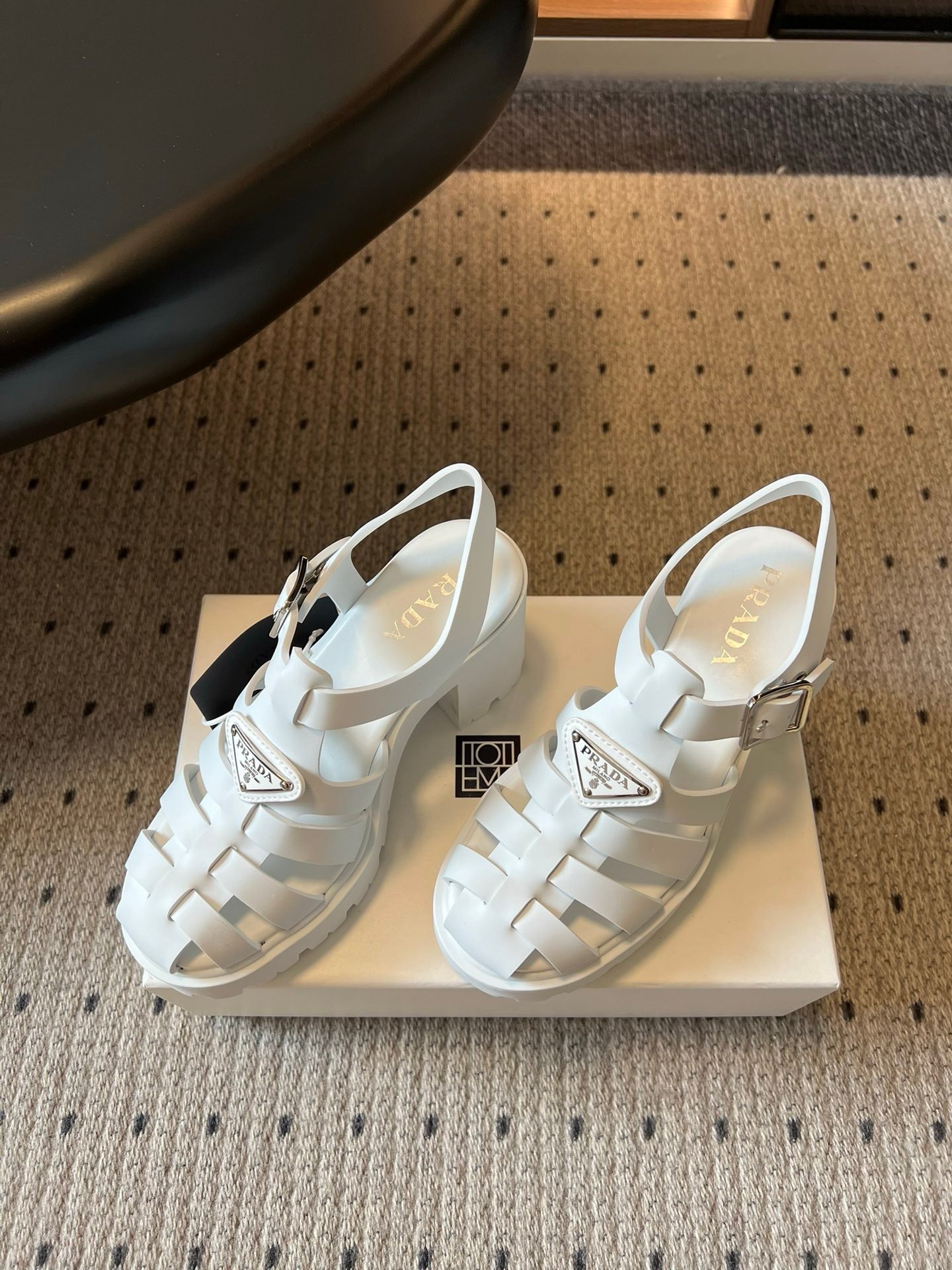 Prada Platform Sandals in White - Afbeelding 2