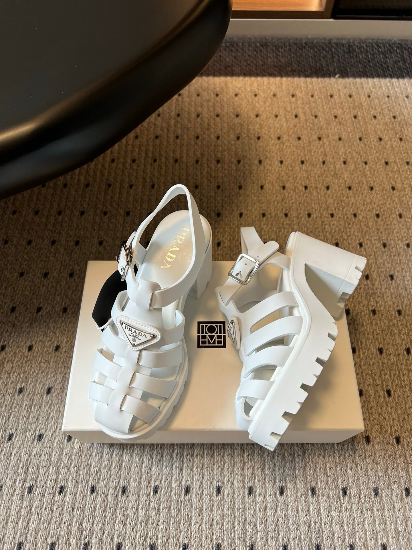 Prada Platform Sandals in White - Afbeelding 3