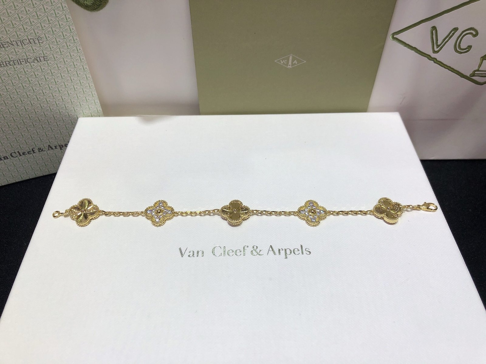 VCA Alhambra Bracelet in Crystal Gold - Afbeelding 3