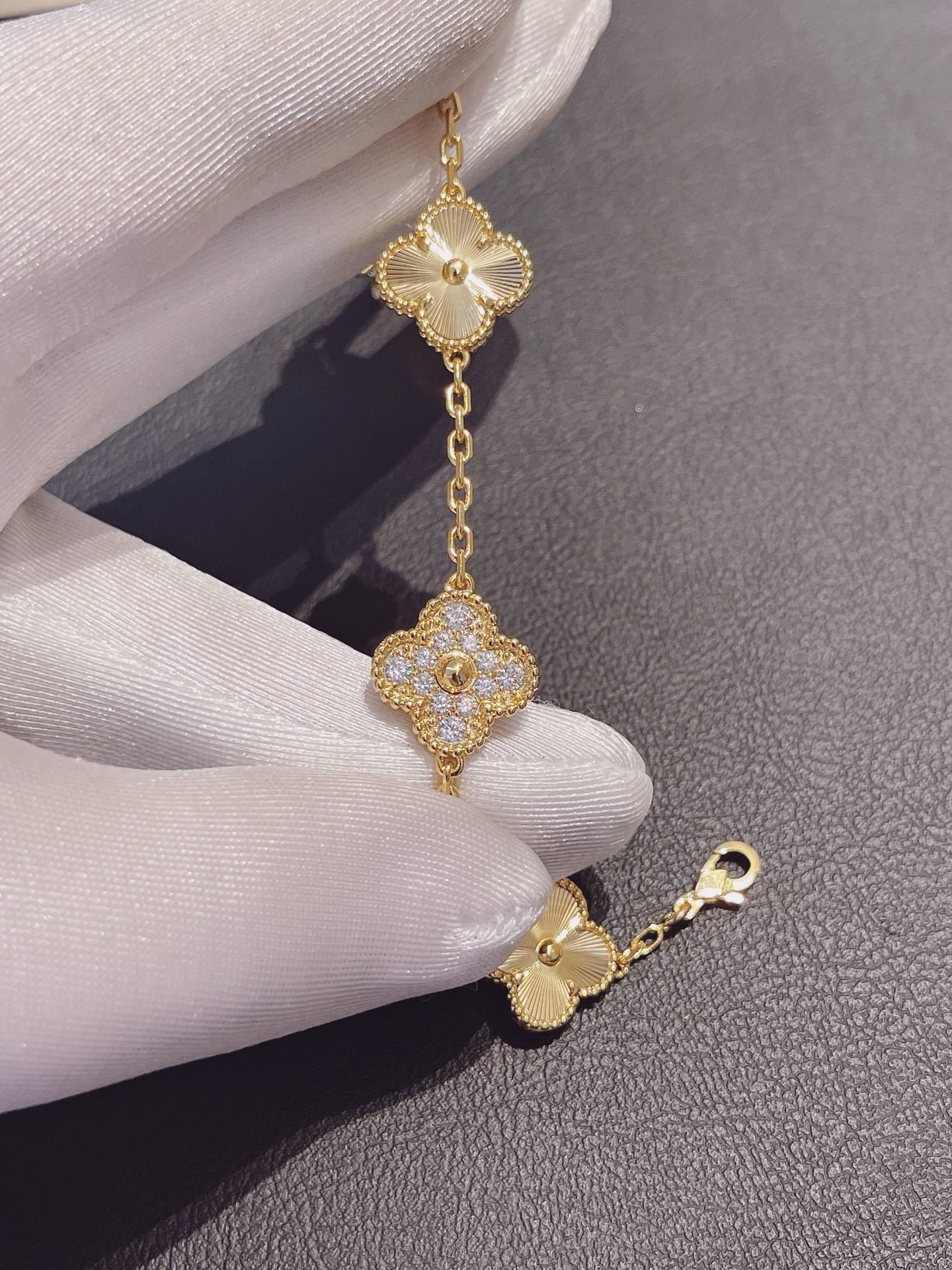 VCA Alhambra Bracelet in Crystal Gold - Afbeelding 5