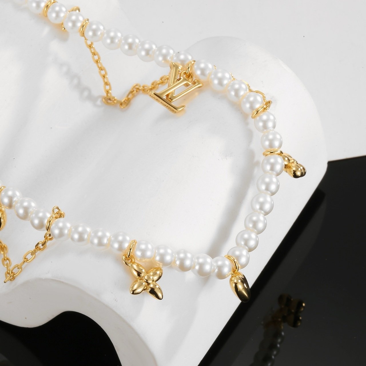 Louis Vuitton Pearl Necklace - Afbeelding 3